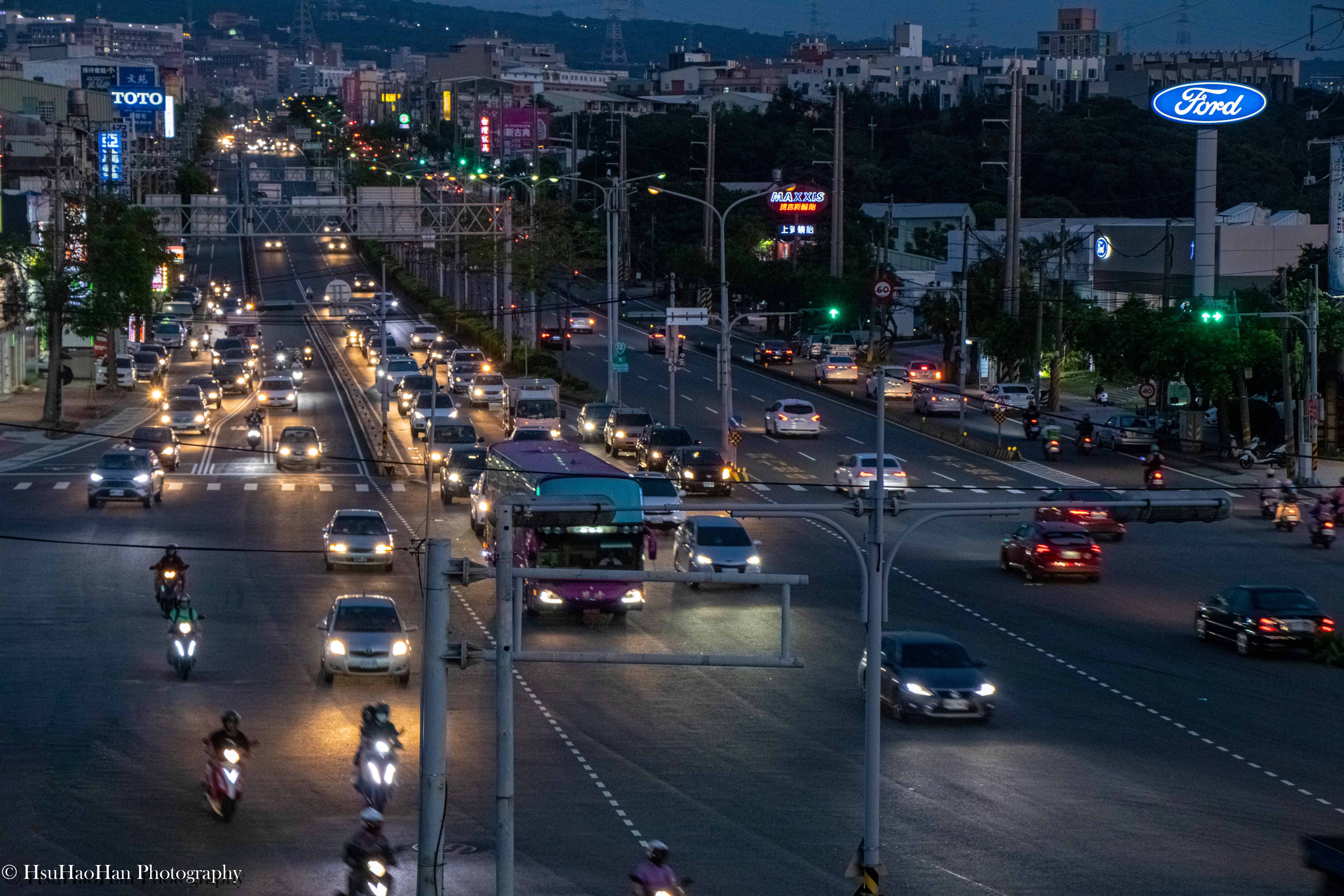 2020年台中台灣大道夜景的長曝光攝影，呈現了在全球疫情期間，台灣城市依然充滿活力的車流光軌。
