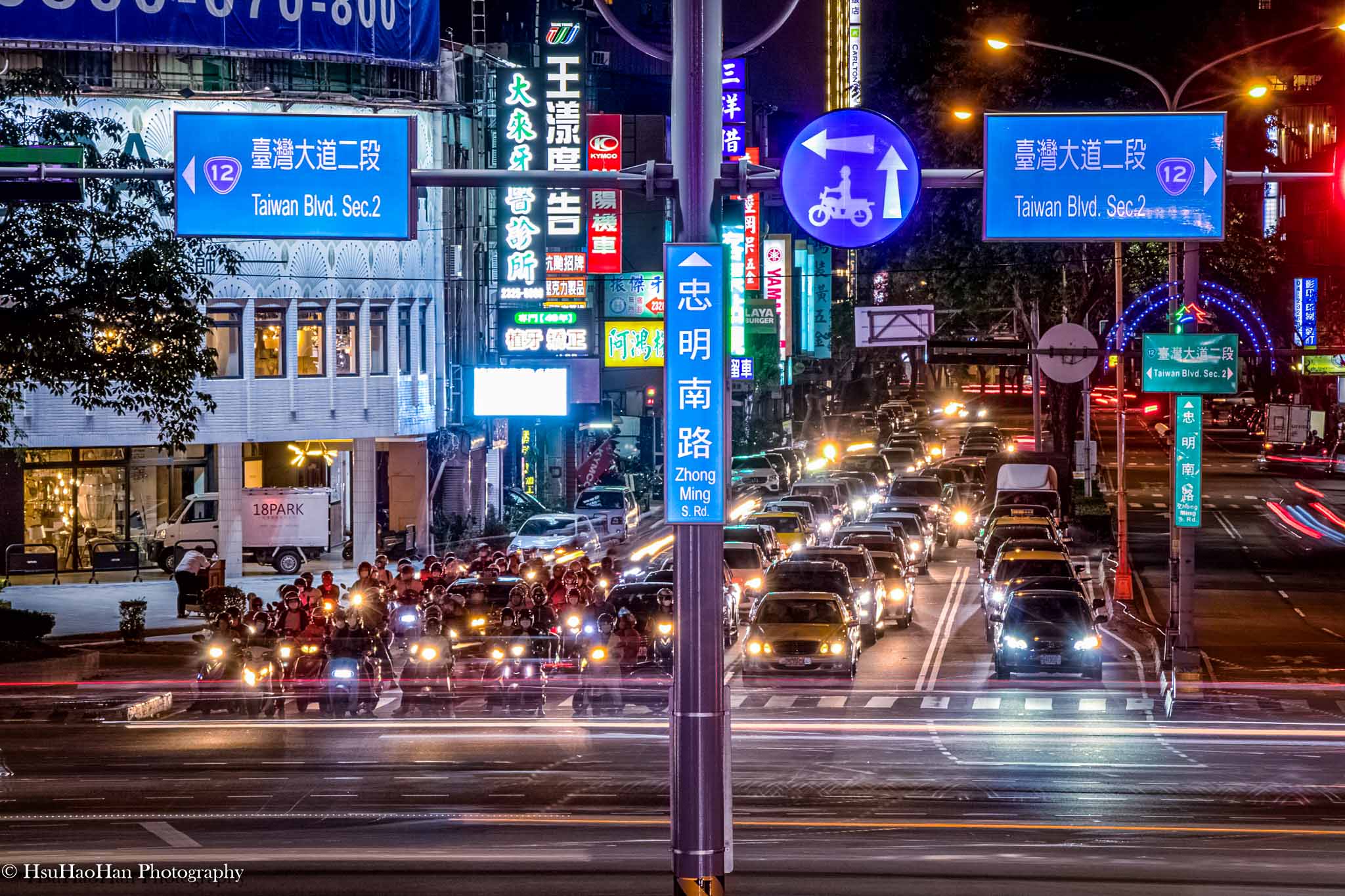 2020年台中台灣大道夜景的長曝光攝影，呈現了在全球疫情期間，台灣城市依然充滿活力的車流光軌。