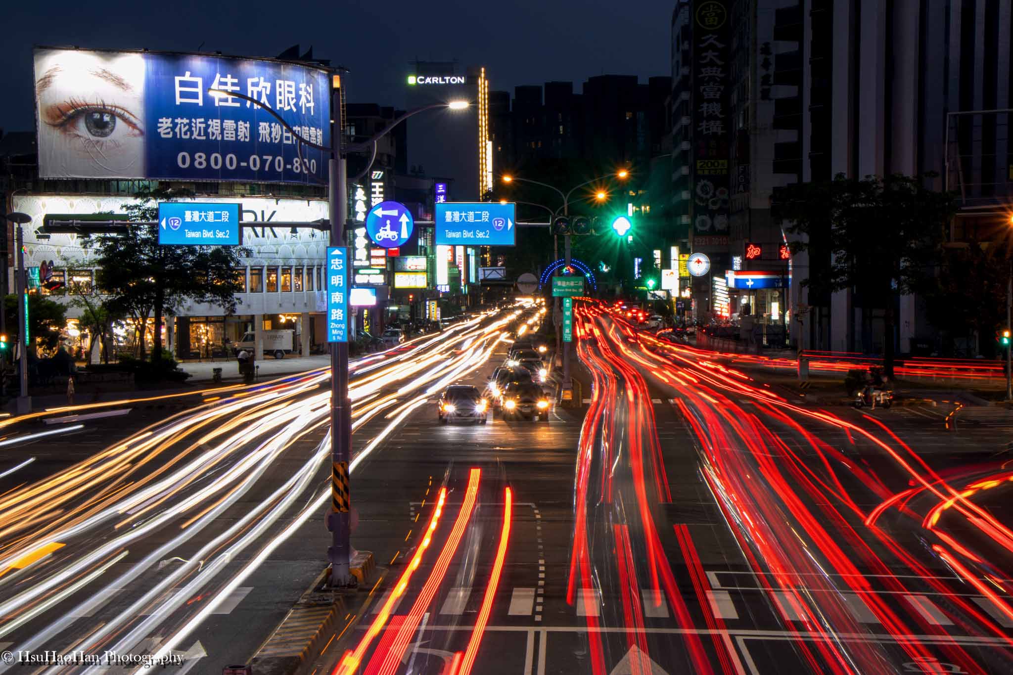 2020年台中台灣大道夜景的長曝光攝影，呈現了在全球疫情期間，台灣城市依然充滿活力的車流光軌。