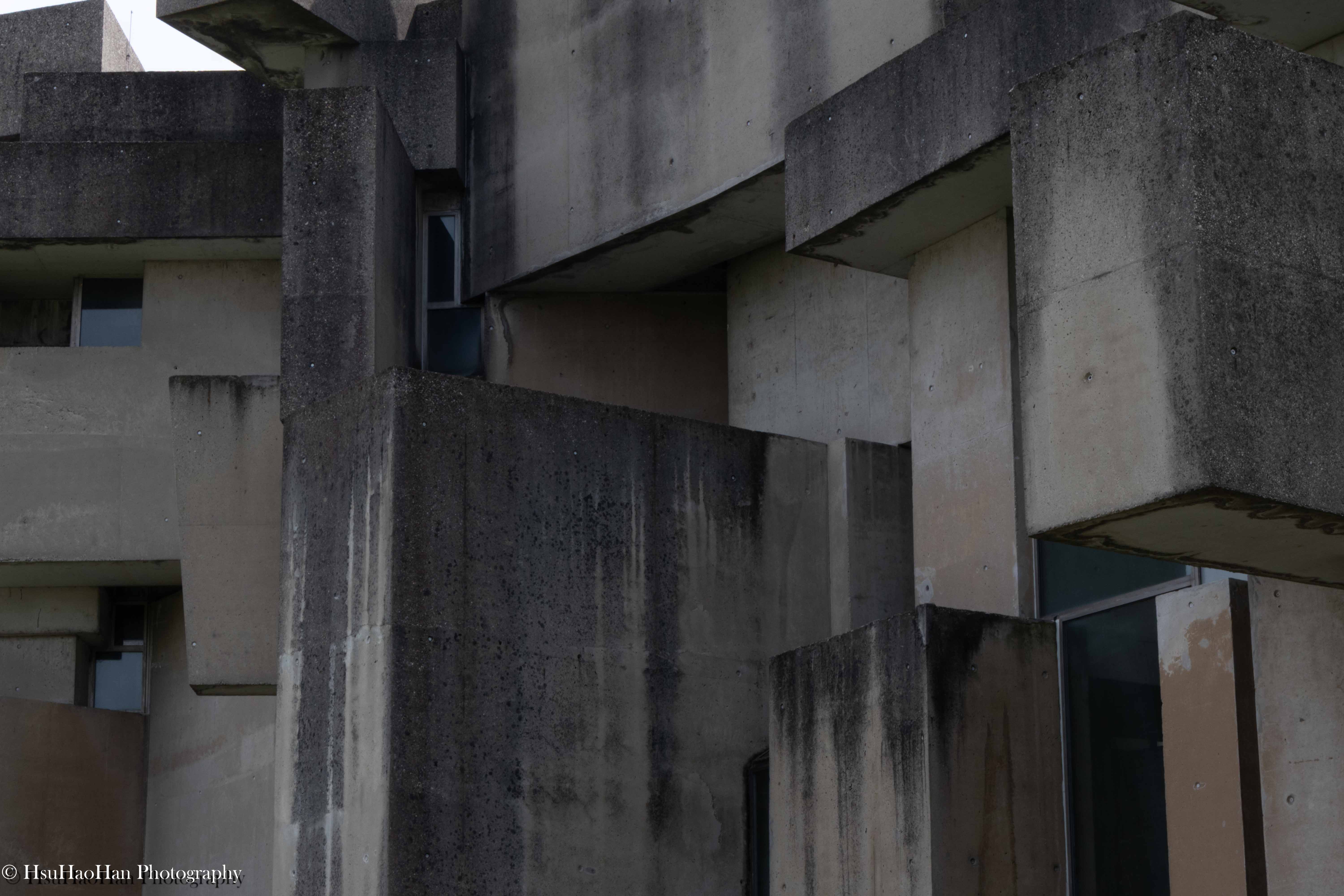 維也納沃特魯巴教堂的建築立面細節，展現了清水混凝土塊之間的堆疊、交錯與縫隙。