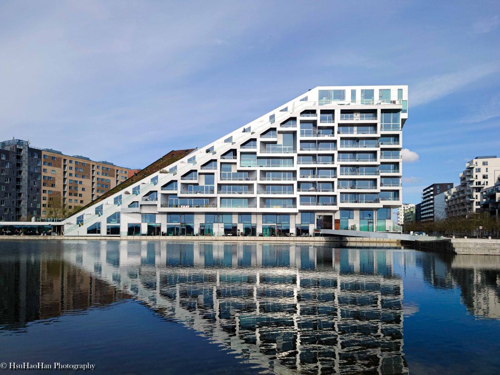 8 House (8 Tallet) reflection in canal and geometric facade - 哥本哈根 8字住宅幾何立面與水面倒影 - Architectural Photography by Hsu Hao Han