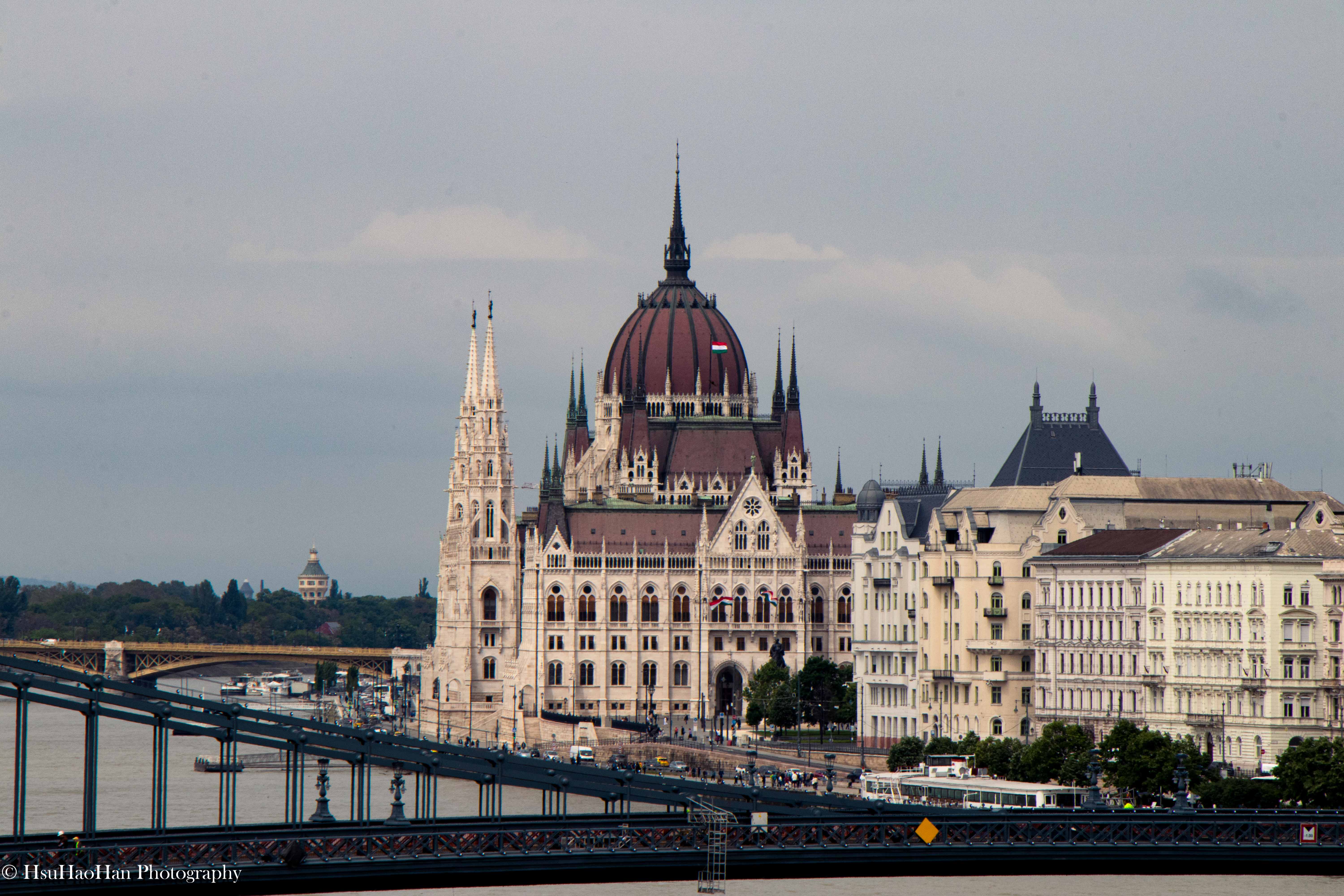 從多瑙河對岸遠眺匈牙利布達佩斯的國會大廈，這座宏偉的哥德復興式建築，有著巨大的中央穹頂與高聳的尖塔。