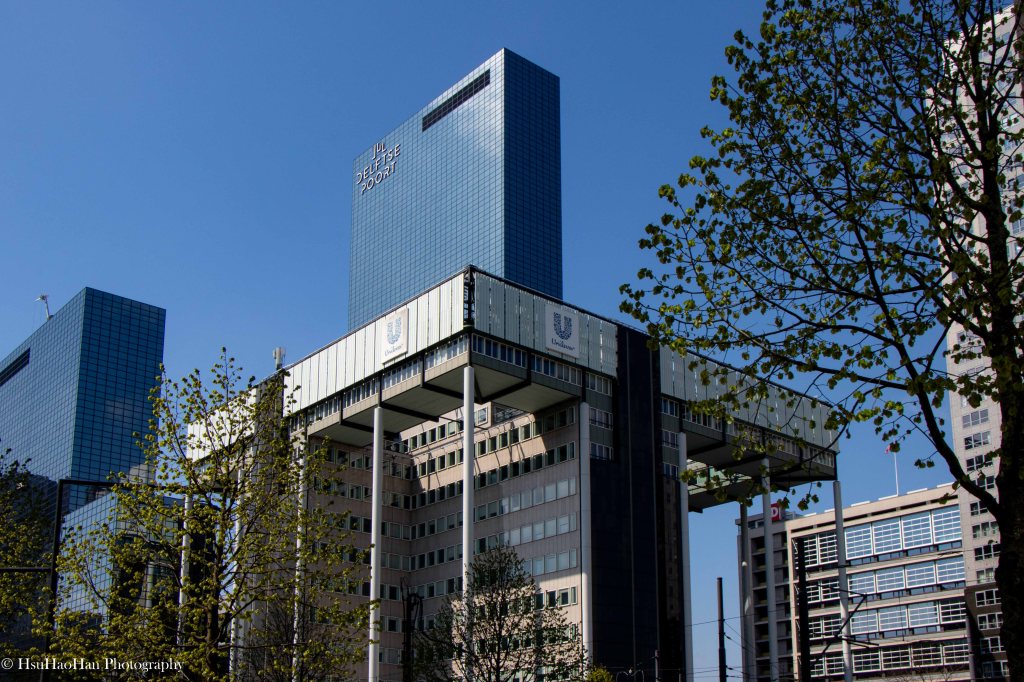 The cantilevered Unilever building (De Brug) and Delftse Poort skyscraper - 鹿特丹聯合利華懸空辦公室與 Delftse Poort 玻璃帷幕大樓 - Photo by Hsu Hao Han
