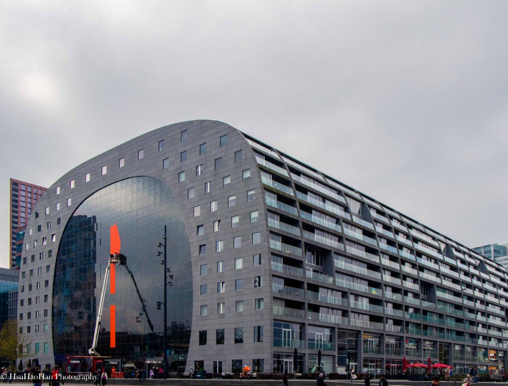 荷蘭鹿特丹的 MVRDV 建築事務所作品 Markthal (繽紛市場)，巨大的拱形建築結構，玻璃帷幕上反射著城市倒影。
