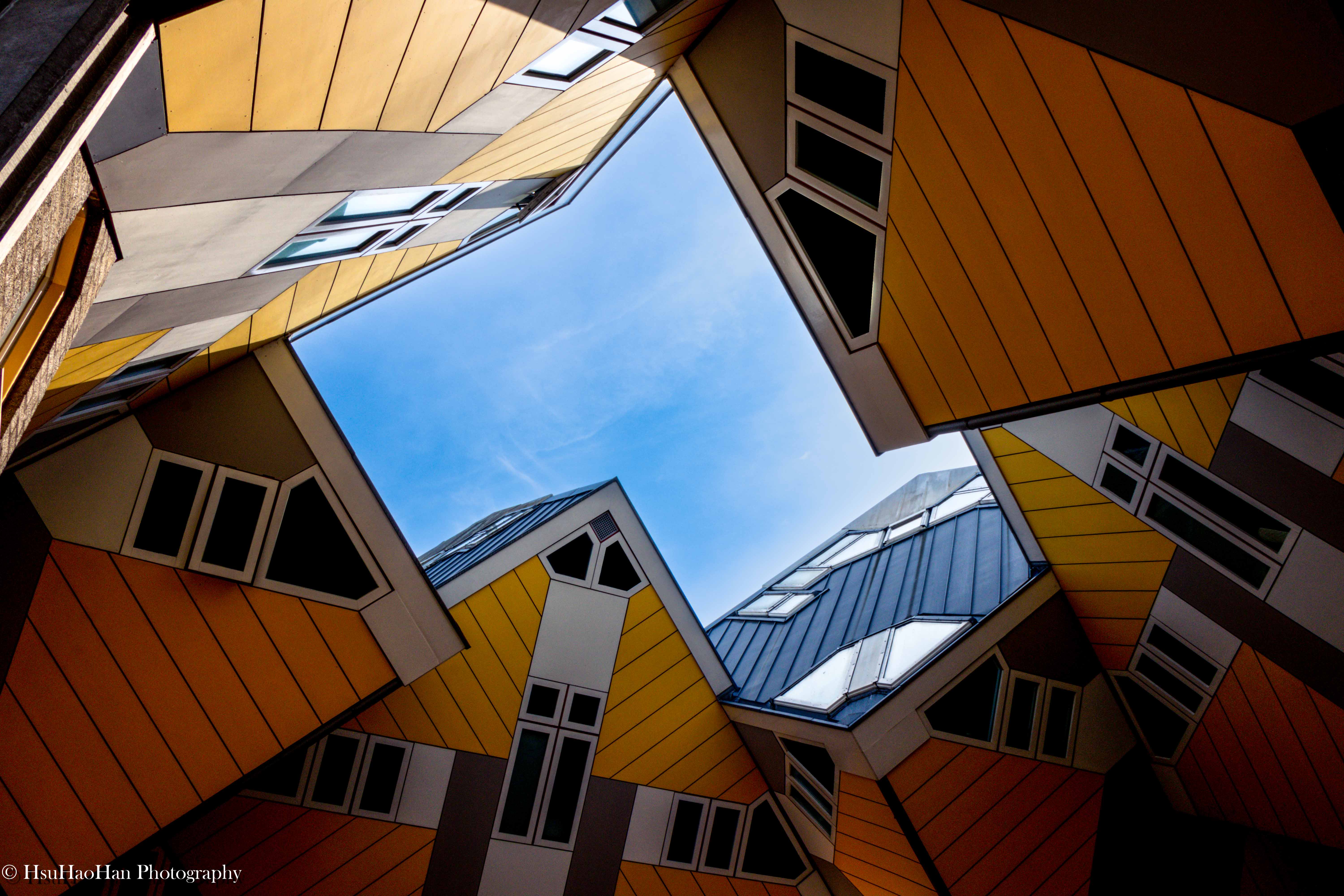 Abstract sky view from inside the Cube Houses courtyard - 鹿特丹方塊屋中庭仰視幾何天空 - Architectural Photography by Hsu Hao Han
