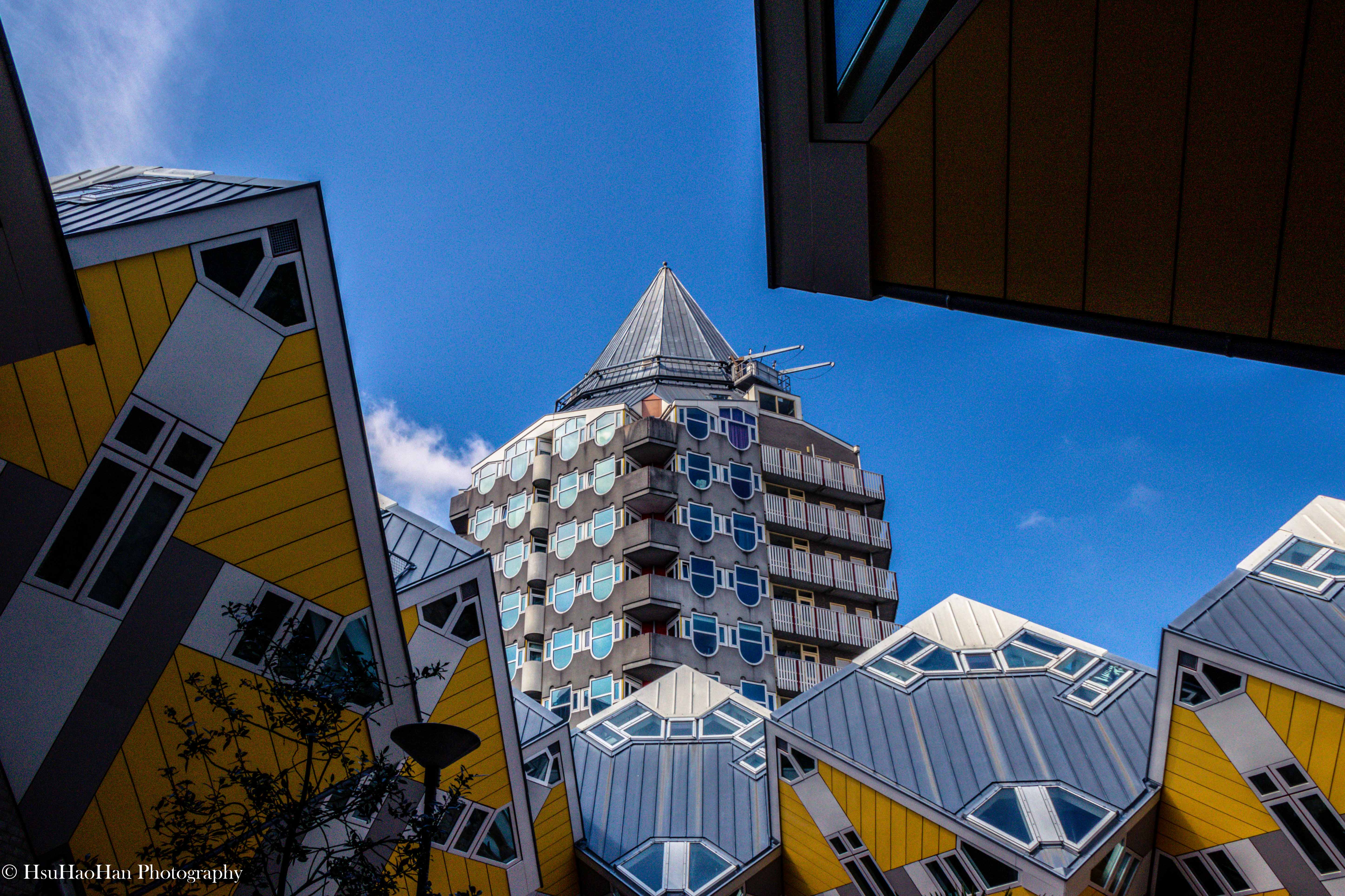 Blaaktoren (The Pencil) framed by Cube Houses geometry - 從方塊屋幾何視角仰望鉛筆屋 - Architectural Photography by Hsu Hao Han