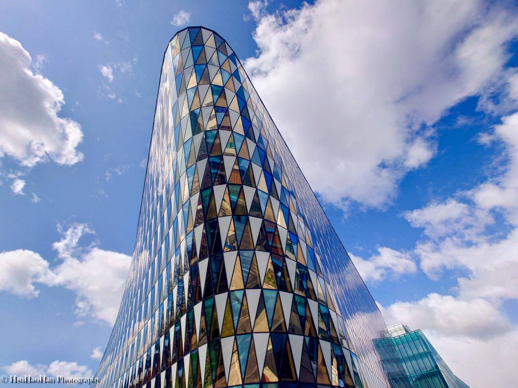 Geometric glass facade details of Aula Medica by Wingårdh Architects - 斯德哥爾摩 Aula Medica 幾何玻璃帷幕特寫 - Architectural Photography by Hsu Hao Han