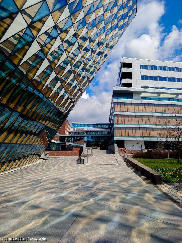 Ground level entrance and structural details of Aula Medica Stockholm - 斯德哥爾摩 Aula Medica 建築入口與結構細節 - Photo by Hsu Hao Han