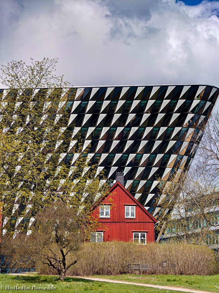 Contrast between modern Aula Medica architecture and traditional Swedish red cottage - 現代建築 Aula Medica 與瑞典傳統紅木屋的新舊對比 - Architectural Photography by Hsu Hao Han