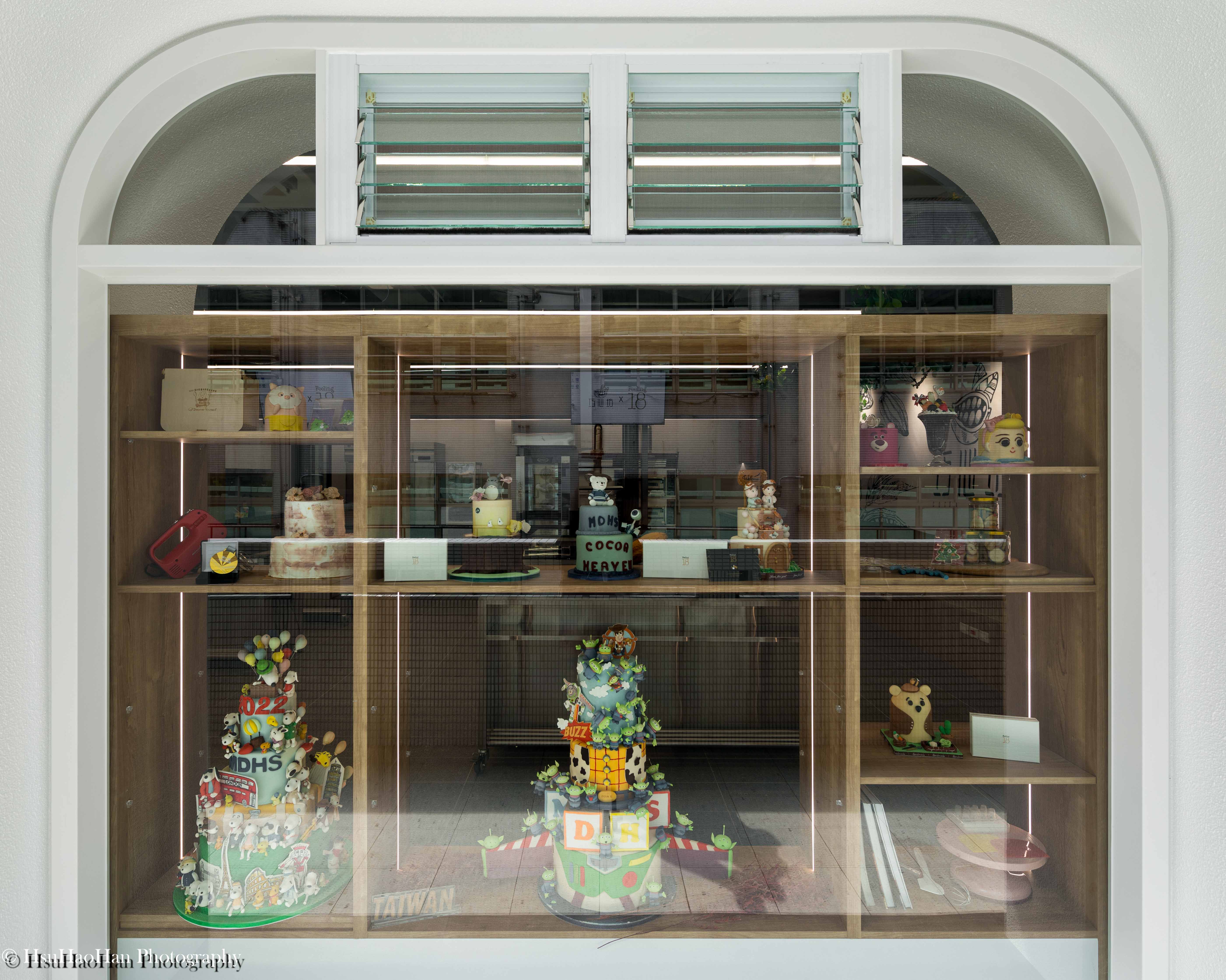 Display window showcasing cake art and chocolate works at Cocoa Heaven classroom - 巧心坊教室櫥窗展示學生蛋糕與巧克力工藝作品 - Photography by Hsu Hao Han
