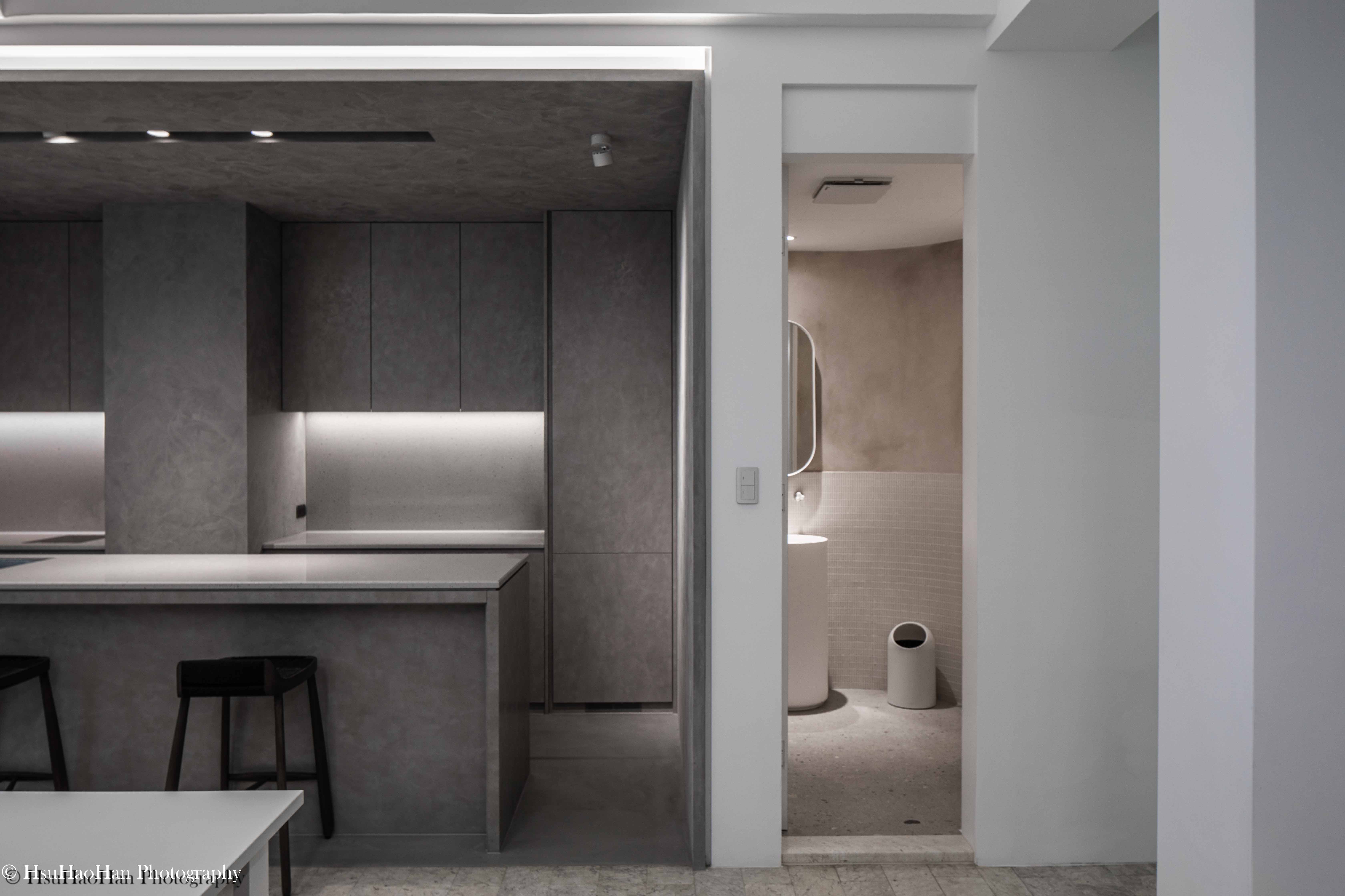 Monochromatic grey office pantry island and minimalist powder room entrance at Dayan Design - 大言設計辦公室灰色中島吧台與極簡洗手間設計 - Photography by Hsu Hao Han
