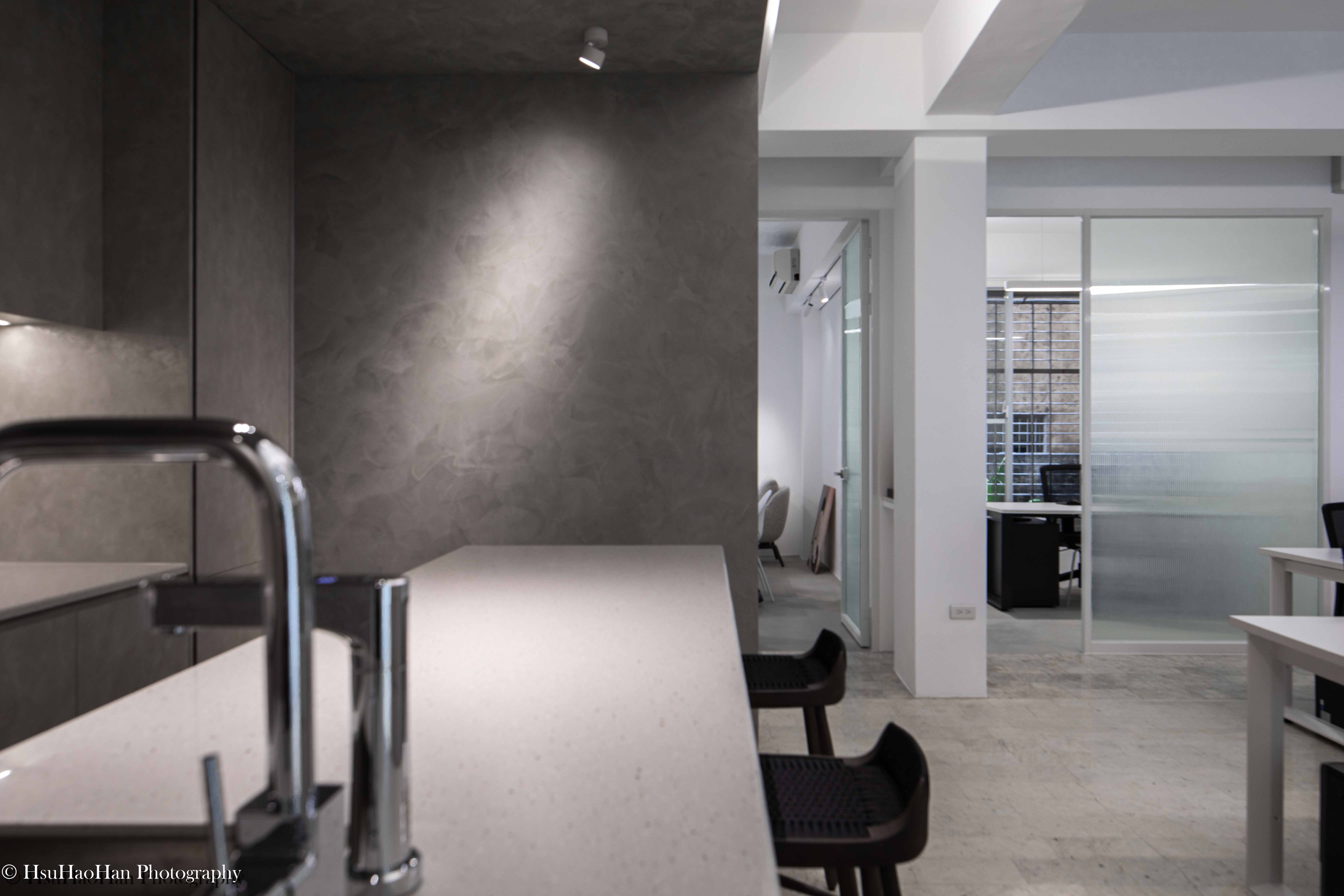 Grey textured pantry area looking towards glass partition meeting room at Dayan Design - 大言設計辦公室灰色特殊塗料茶水間與玻璃隔間視角 - Photography by Hsu Hao Han