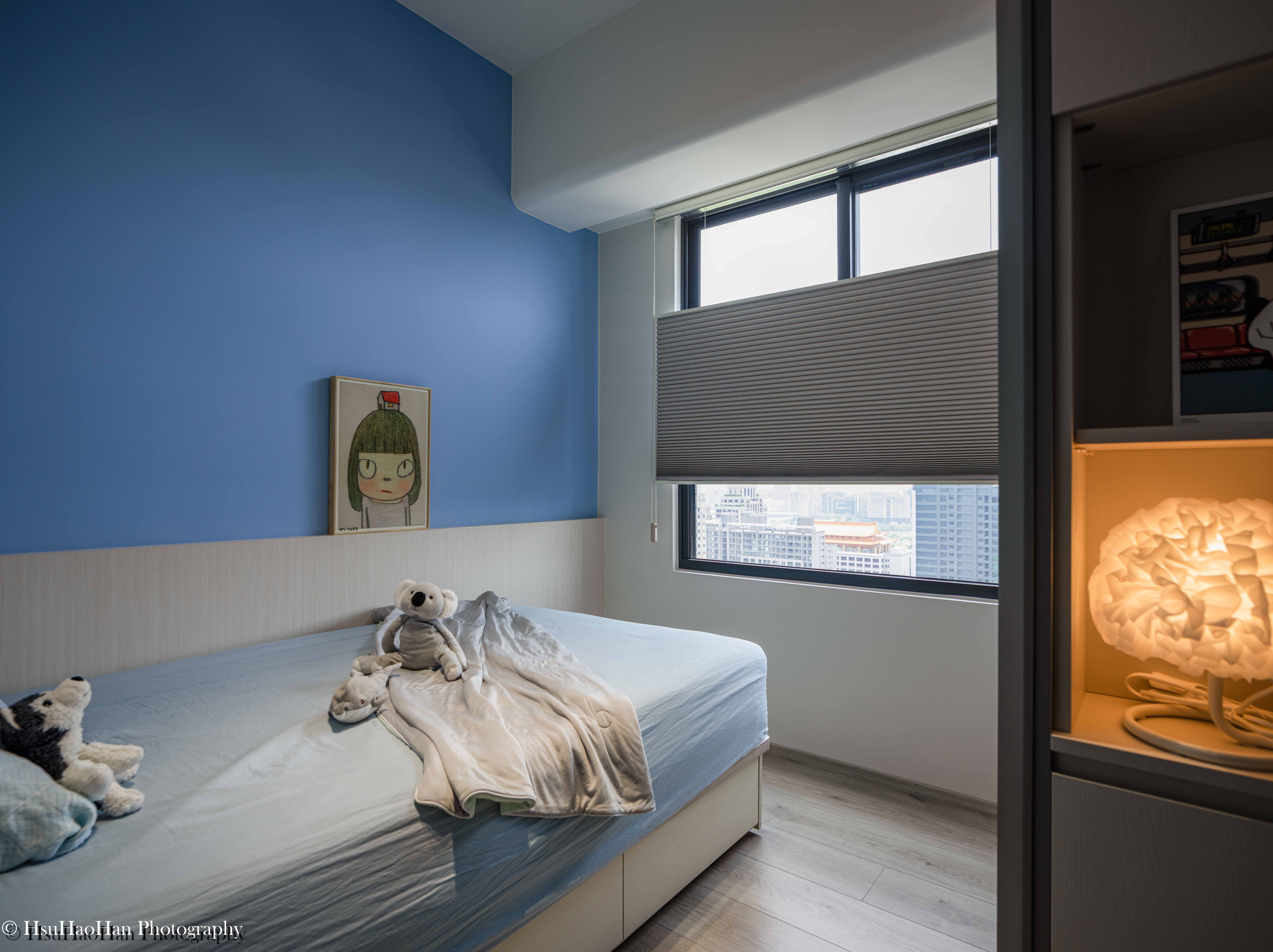 Blue accent wall children's bedroom design with compact storage at Dengyang Fengzhiqiu - 大言設計登陽豐之丘藍色跳色牆面小孩房與收納床架 - Photography by Hsu Hao Han