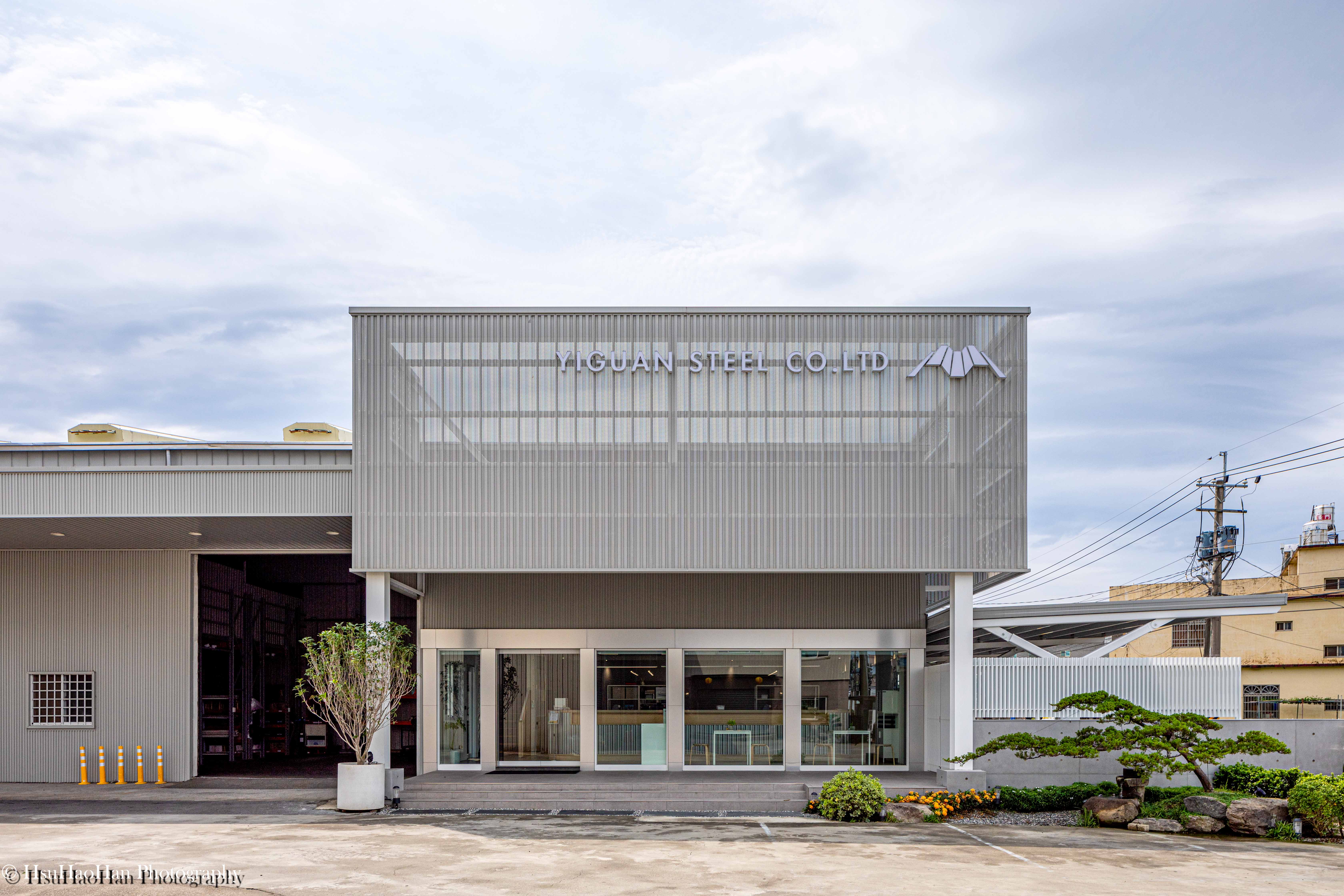 Modern facade of Yiguan Steel headquarters featuring perforated metal screen and glass curtain wall - 誼冠鋼品新廠辦大樓外觀正面全景與金屬沖孔板立面設計 - Architectural Photography by Hsu Hao Han