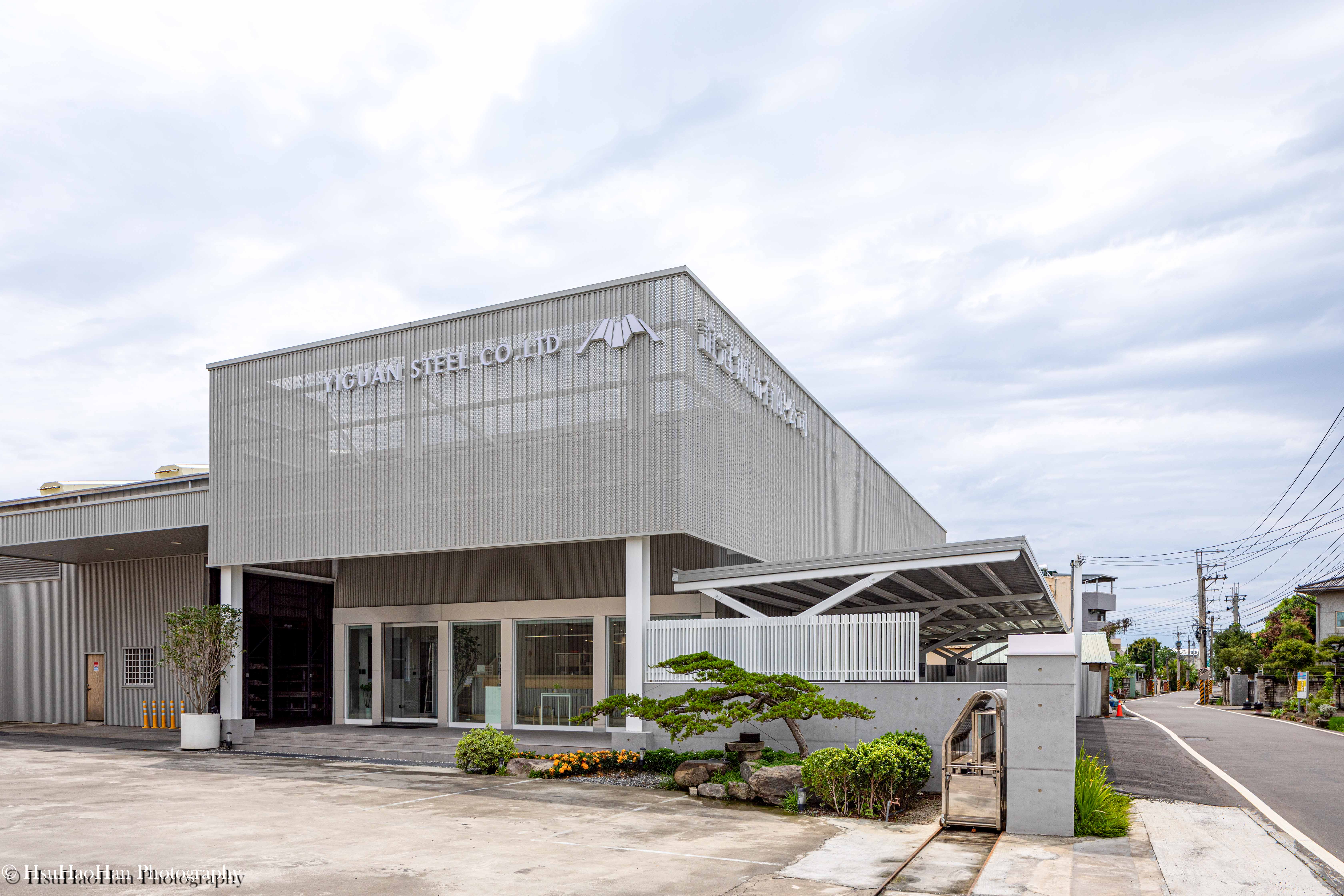 Exterior architecture of Yiguan Steel factory office with grey corrugated metal siding and corporate signage - 誼冠鋼品有限公司外觀建築攝影灰色浪板與企業招牌設計 - Photography by Hsu Hao Han