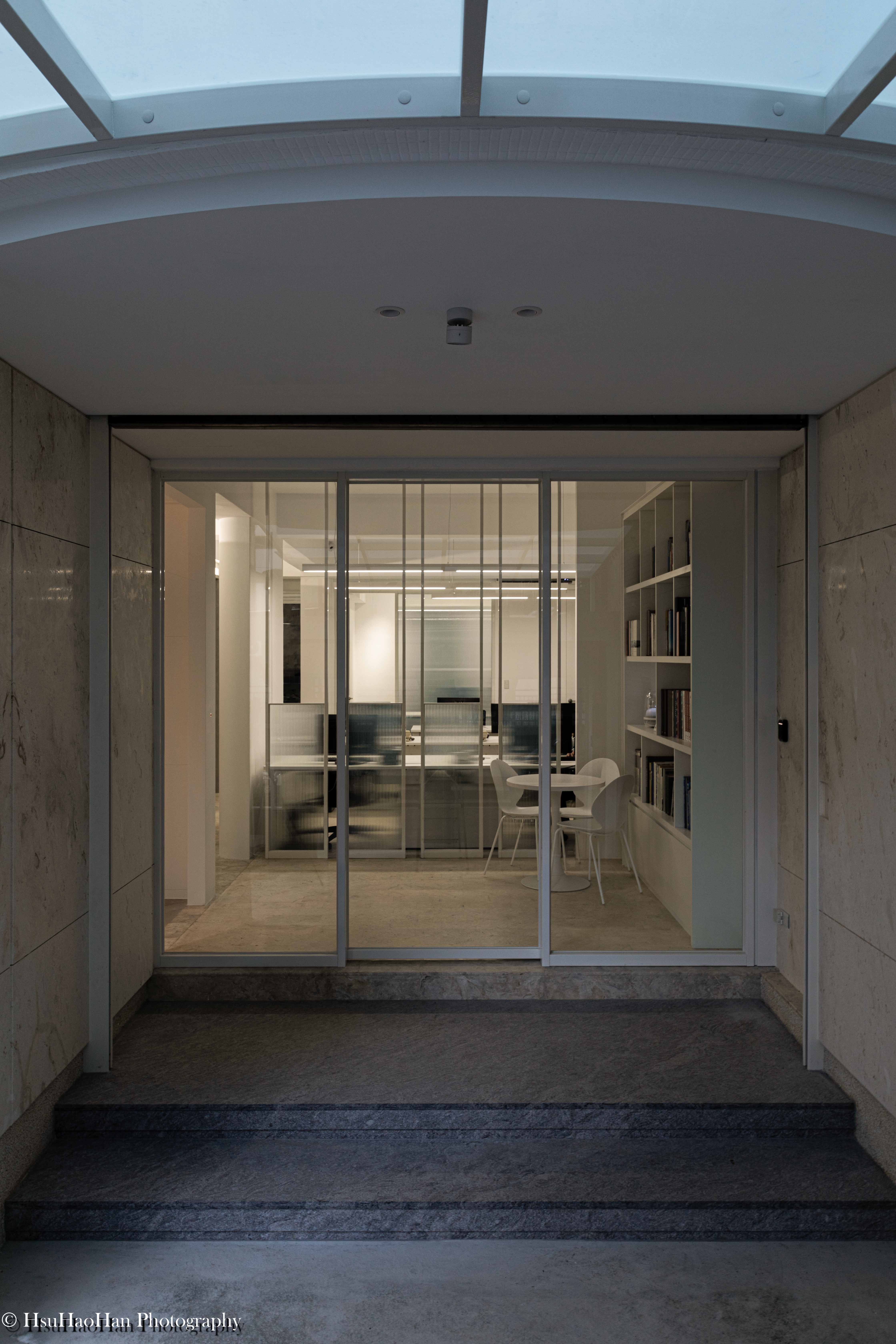 Minimalist glass entrance and sliding doors of Dayan Design new office - 大言設計台中新辦公室入口玻璃滑門與通透空間設計 - Photography by Hsu Hao Han