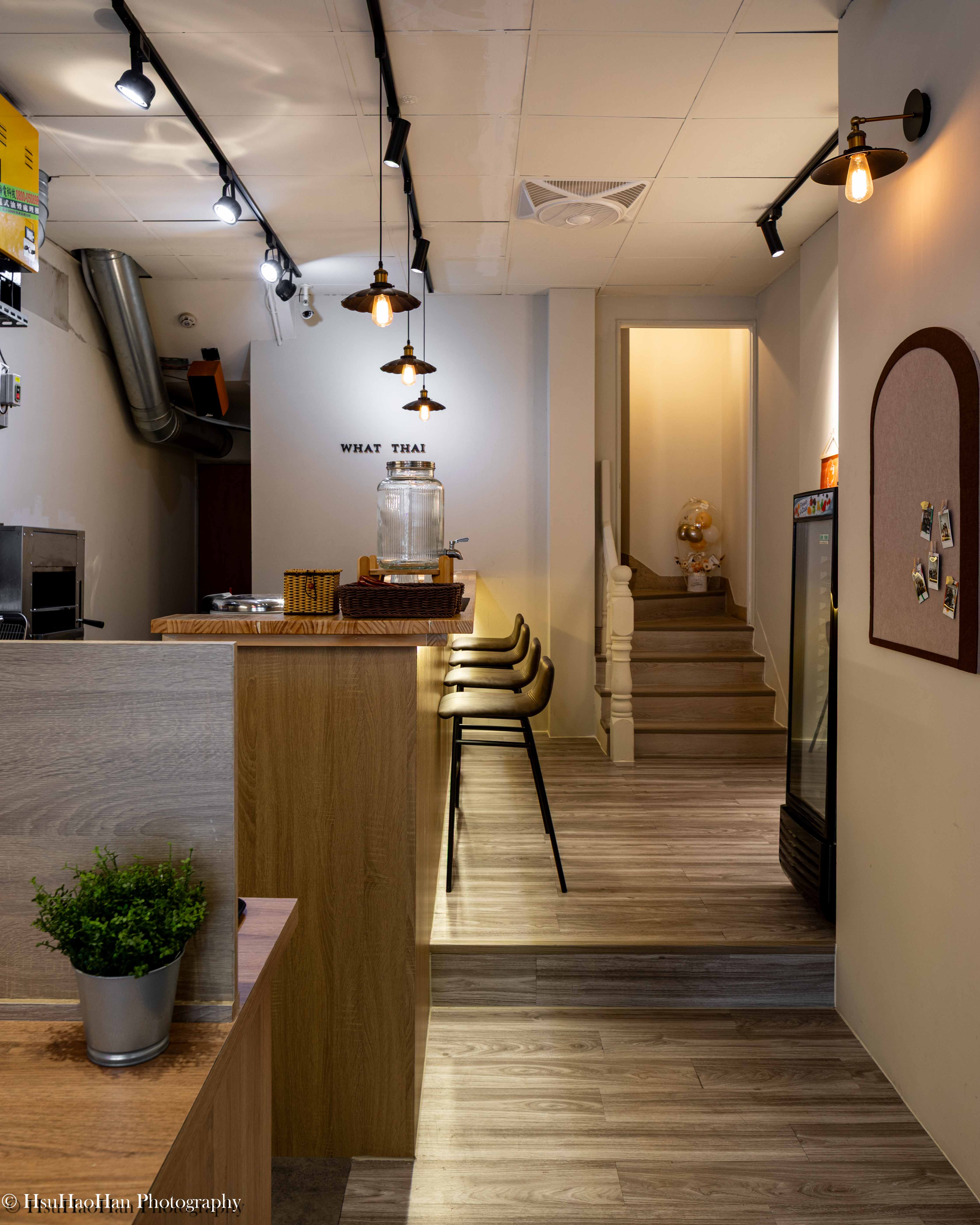 Modern wooden counter and track lighting interior at What Thai restaurant - What泰 餐廳吧台區木作設計與軌道燈光工業風氛圍 - Photography by Hsu Hao Han