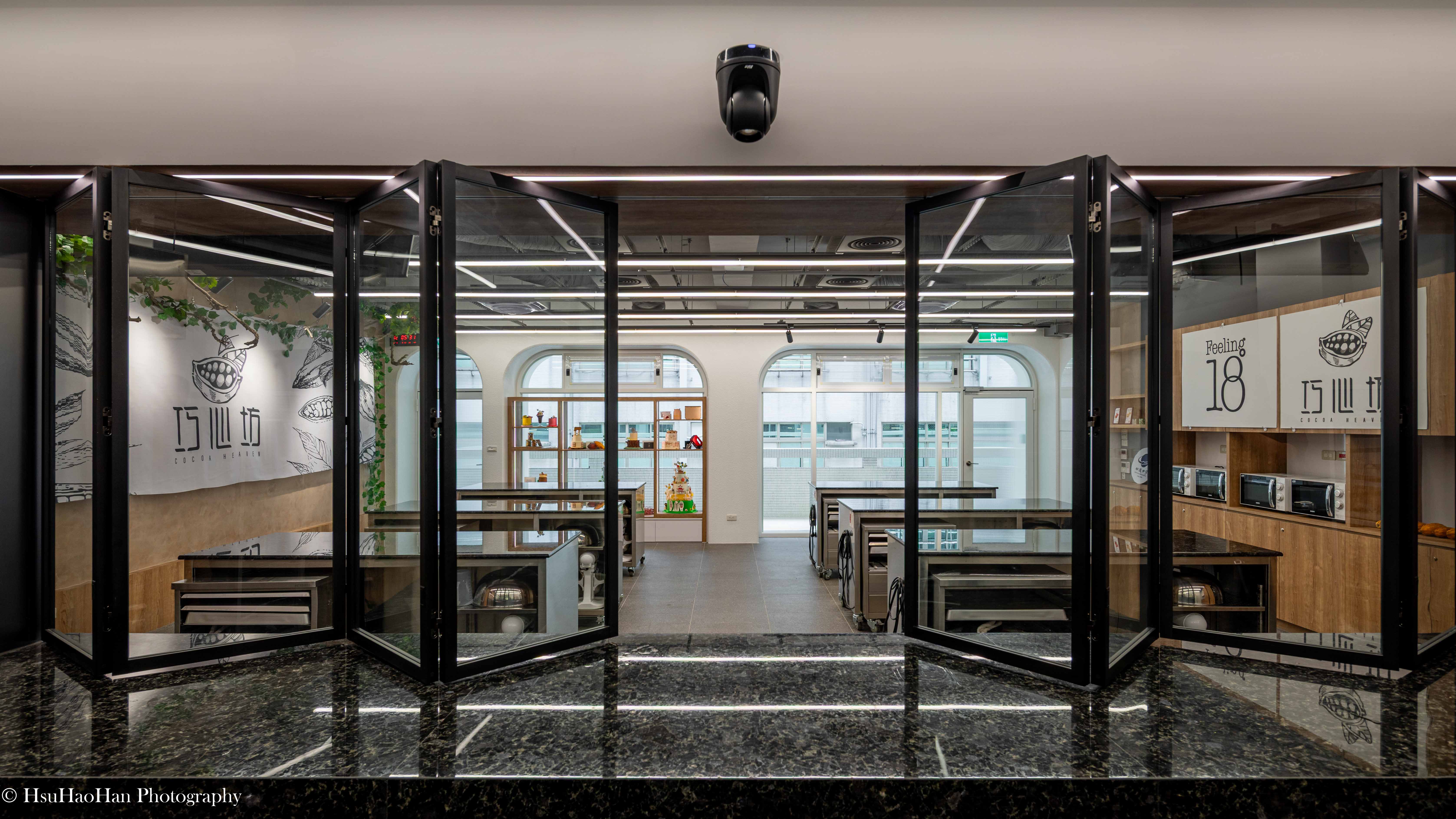 Folding glass doors partition design in a modern culinary classroom - 明道中學烹飪教室黑色折疊玻璃門隔間設計 - Photography by Hsu Hao Han