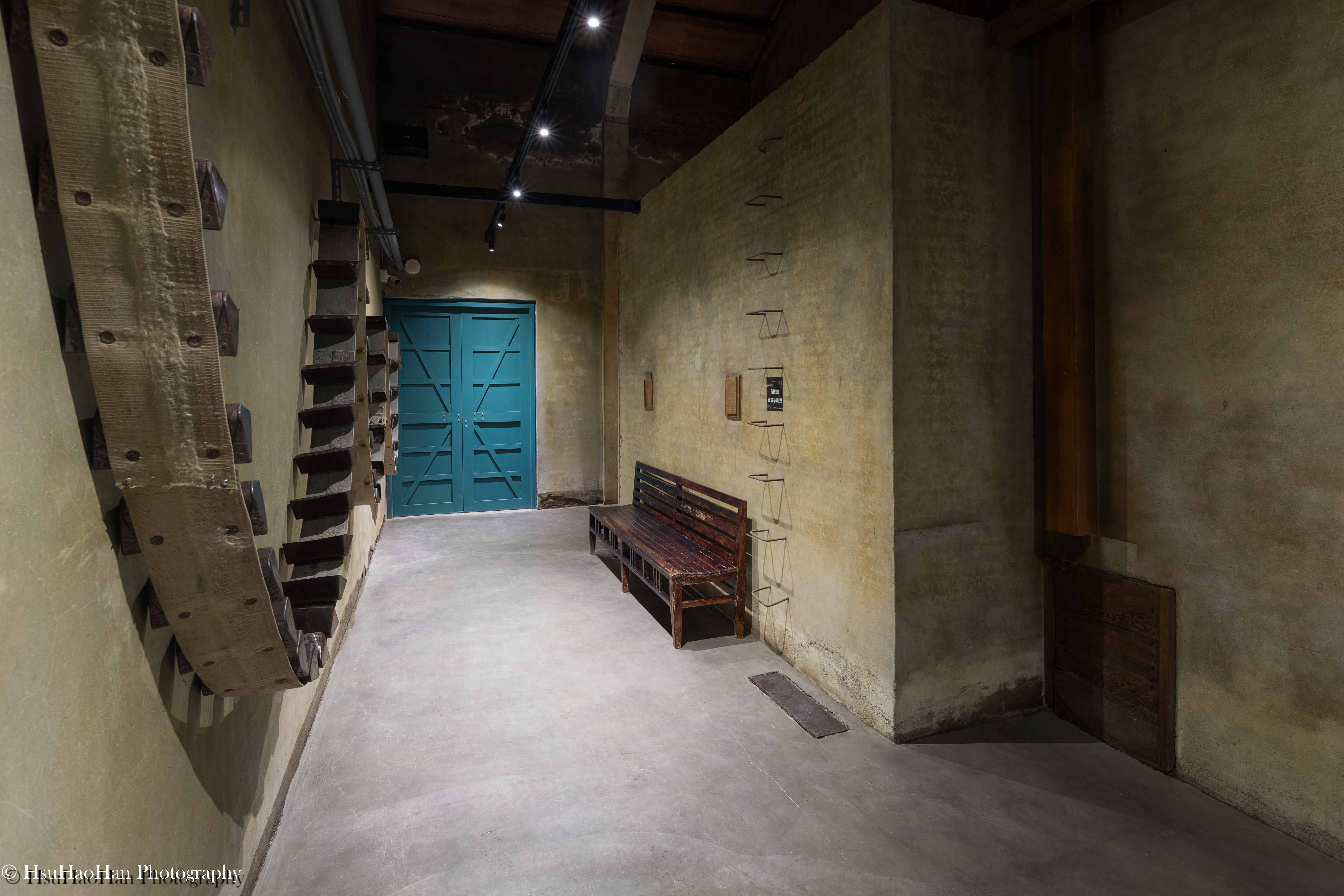 Preserved industrial grain bucket elevator mechanism inside the historic barn corridor - 舊穀倉廊道保留之垂直斗式輸送機與工業風空間攝影 - Photography by Hsu Hao Han