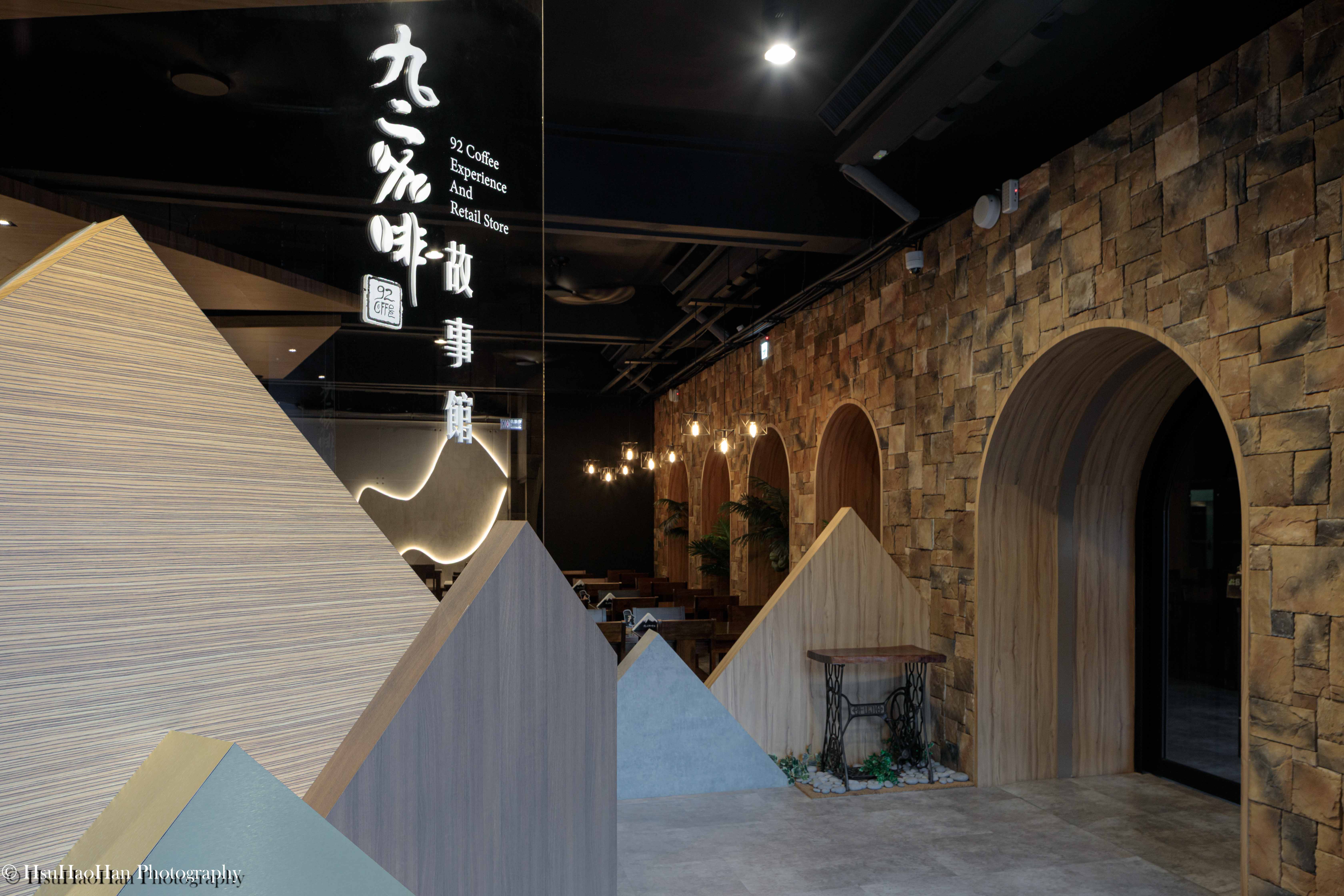 Entrance glass door signage of "92 Coffee Experience and Retail Store" with mountain shape logo - 九二咖啡故事館入口玻璃門 Logo 招牌設計與品牌意象 - Photography by Hsu Hao Han