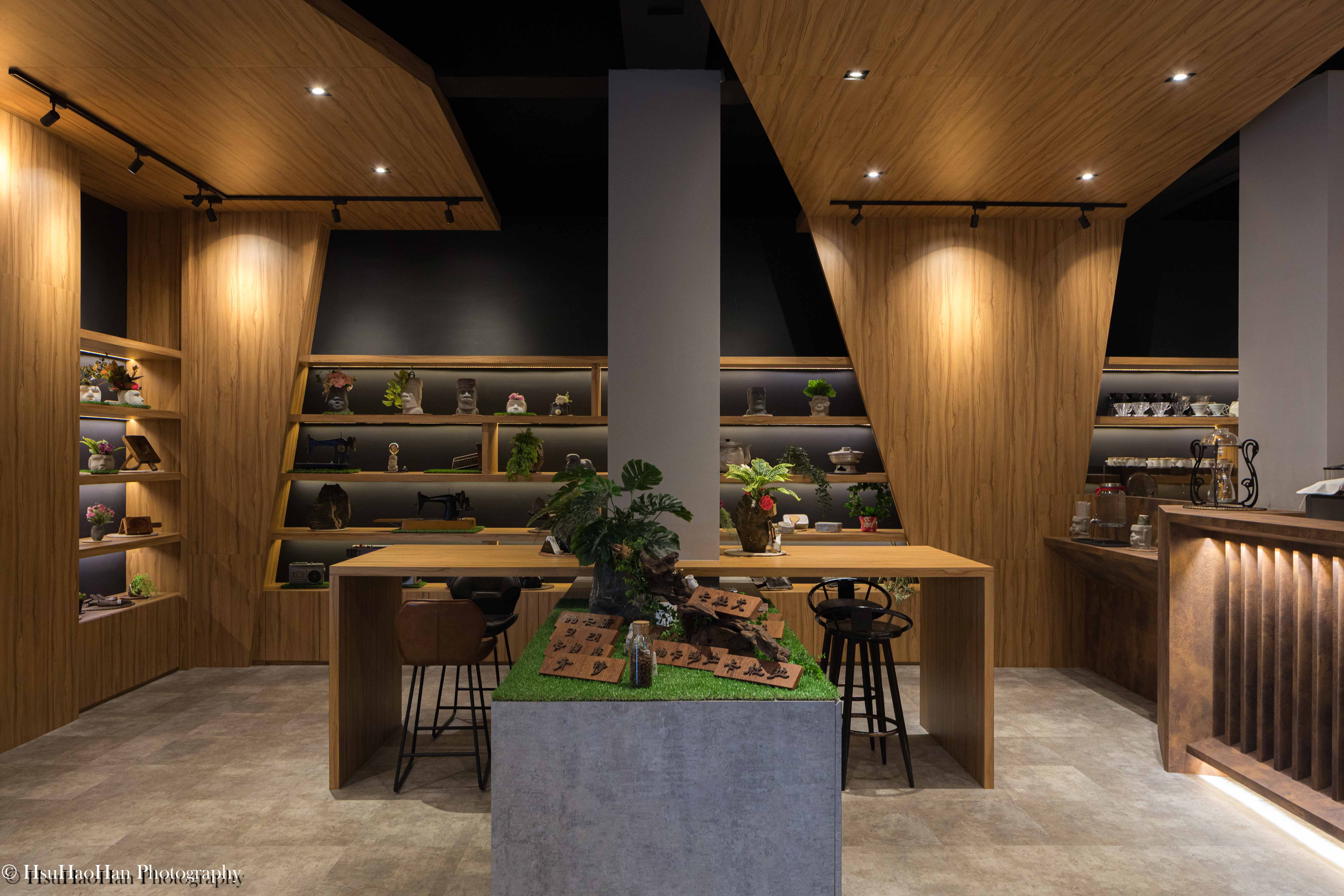 Spacious interior of 92 Coffee Story Hall featuring geometric wood ceiling and display shelves - 國姓鄉農會九二咖啡故事館室內幾何木造天花板與空間全景 - Photography by Hsu Hao Han