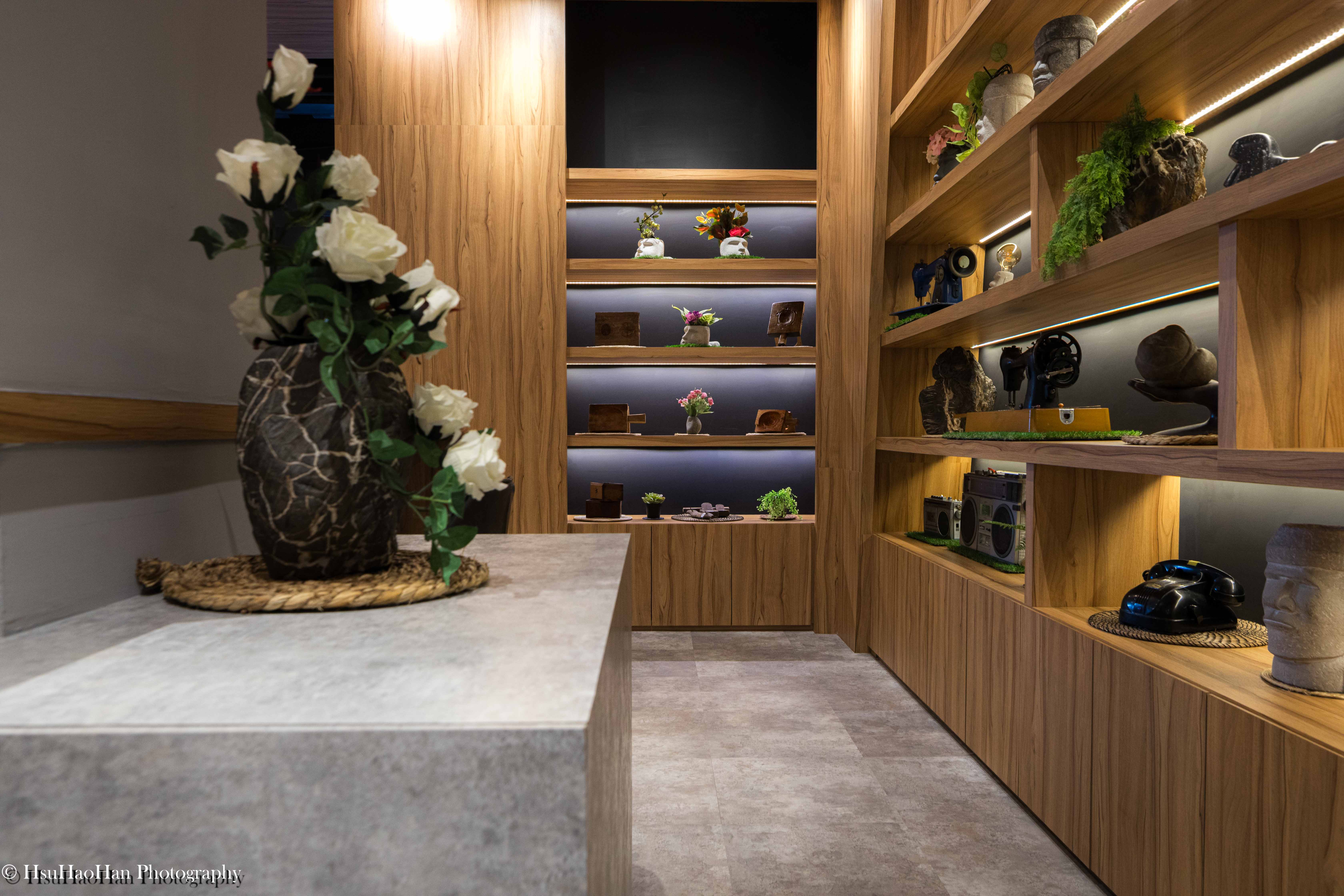 Interior corner detail featuring floral arrangement and illuminated wooden cabinets - 室內空間角落花藝擺設與木作收納櫃燈光細節 - Photography by Hsu Hao Han