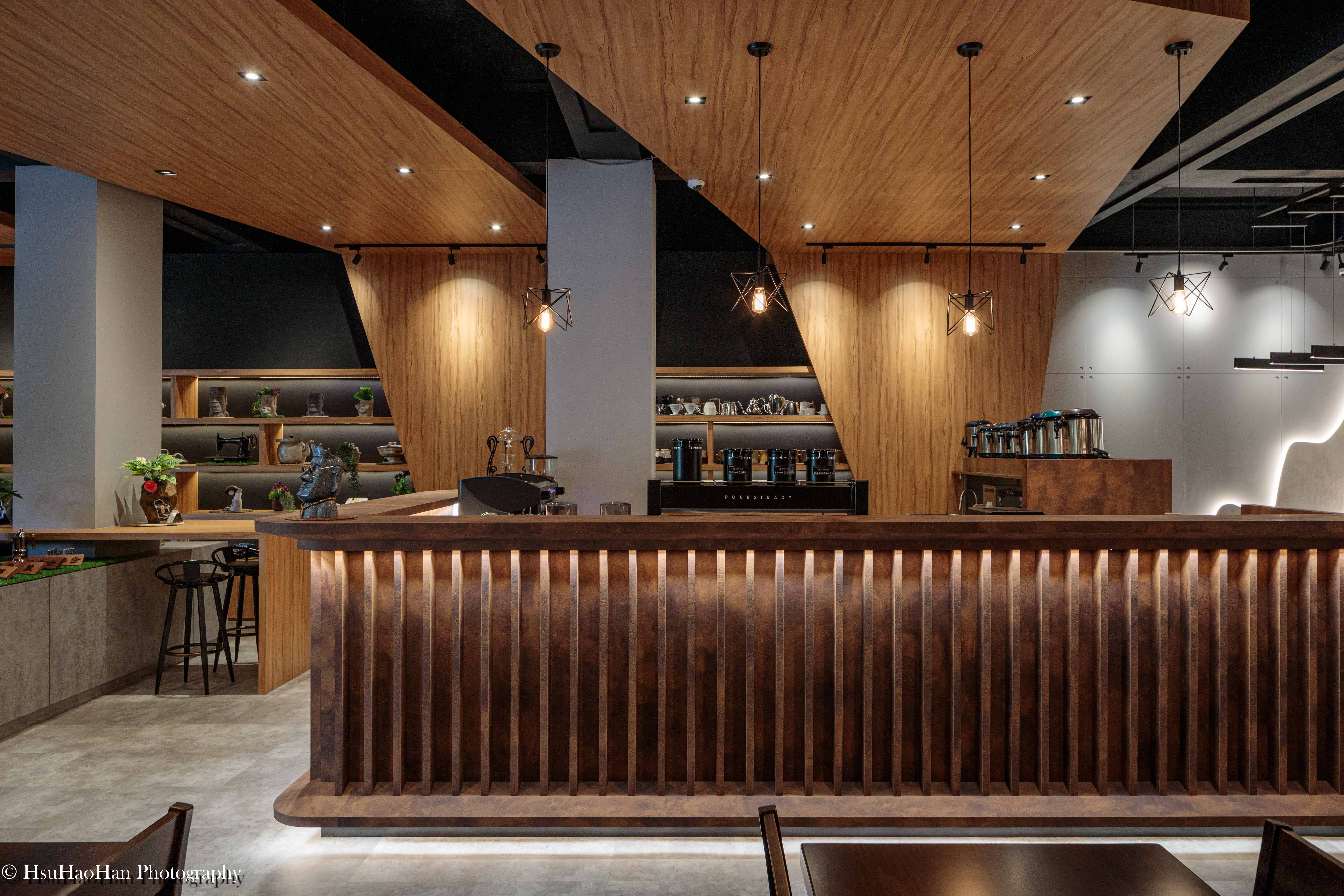 Front view of the professional coffee bar counter with vertical wood slats design - 九二咖啡故事館專業吧台正面垂直木格柵設計 - Photography by Hsu Hao Han
