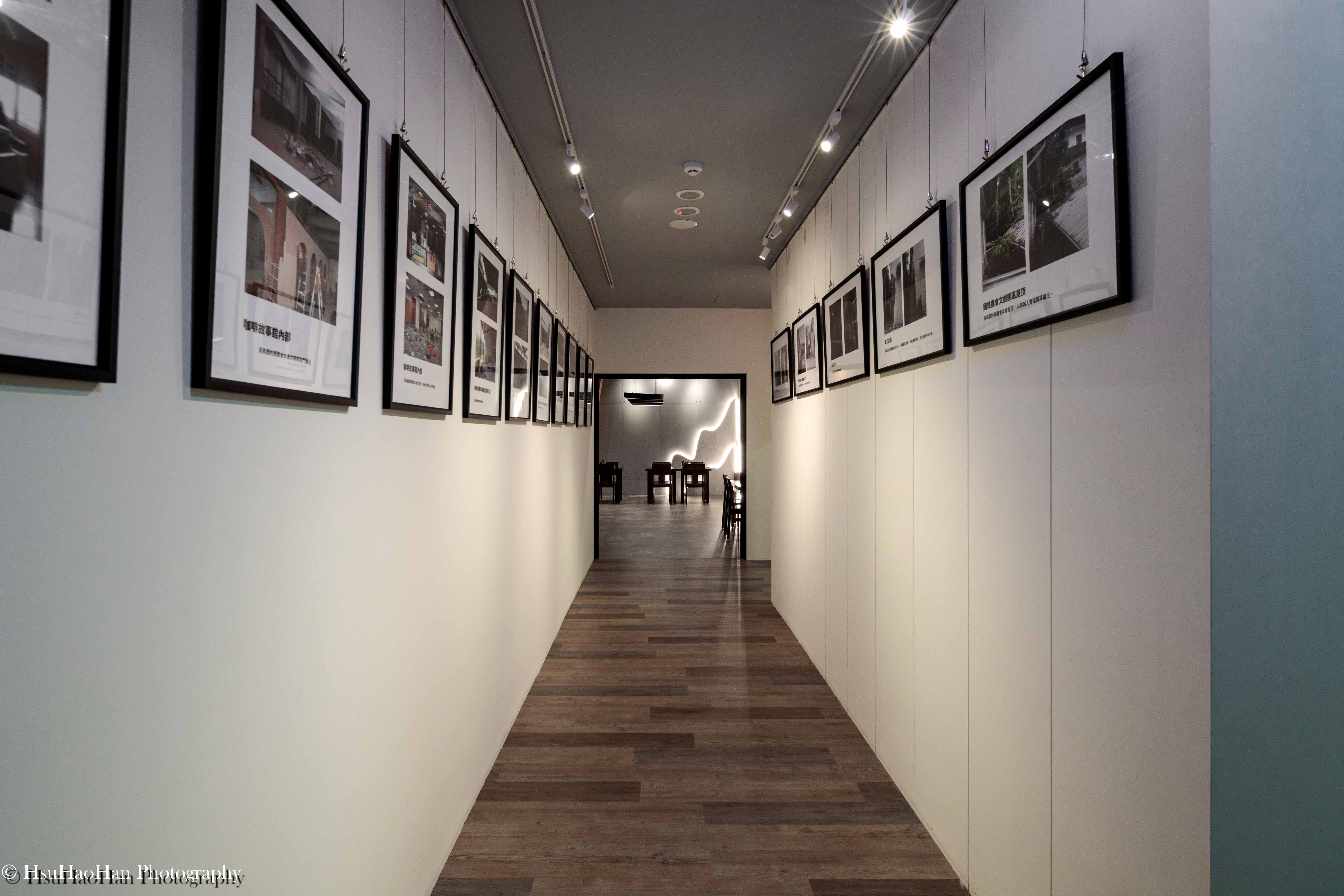 White corridor gallery displaying historical photos of Guoxing coffee industry - 國姓咖啡歷史影像展示走廊與藝文空間設計 - Photography by Hsu Hao Han