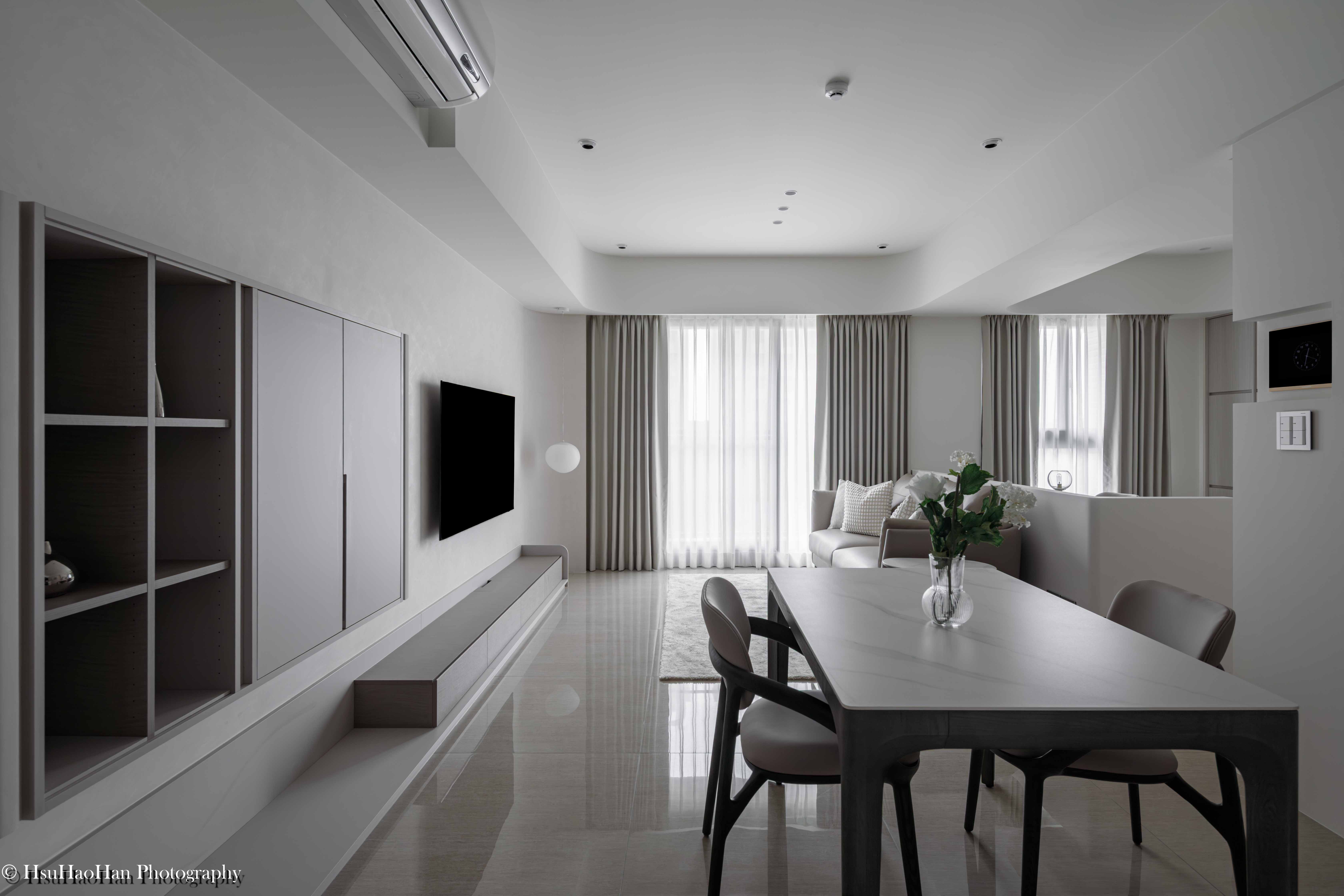 Open plan living and dining room overview at Huiyu Qianren - 大言設計惠宇謙仁客餐廳全景開放式空間設計 - Photography by Hsu Hao Han