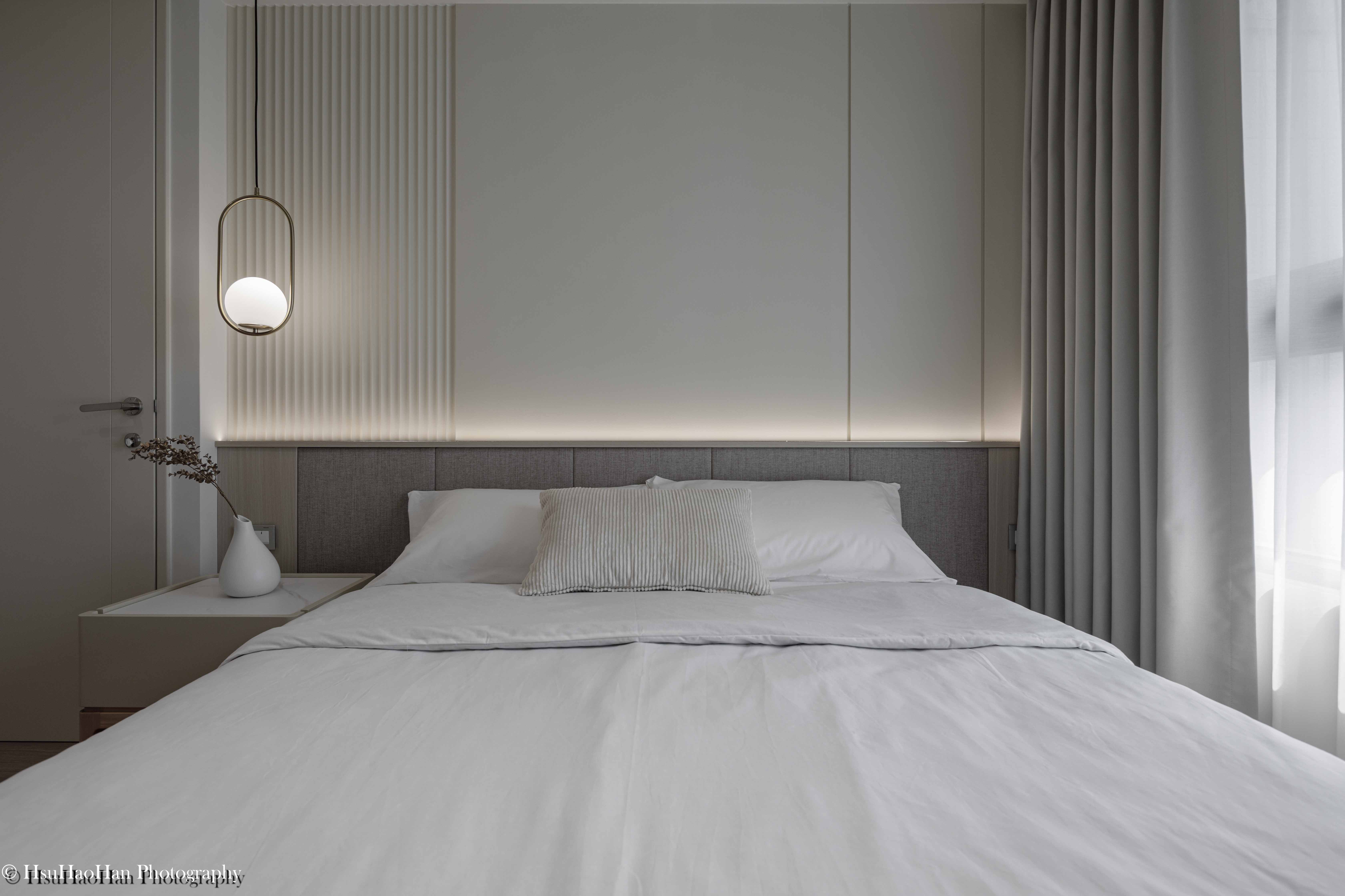 Symmetrical master bedroom headboard design and lighting at Huiyu Qianren - 大言設計惠宇謙仁主臥室床頭背牆對稱設計 - Photography by Hsu Hao Han