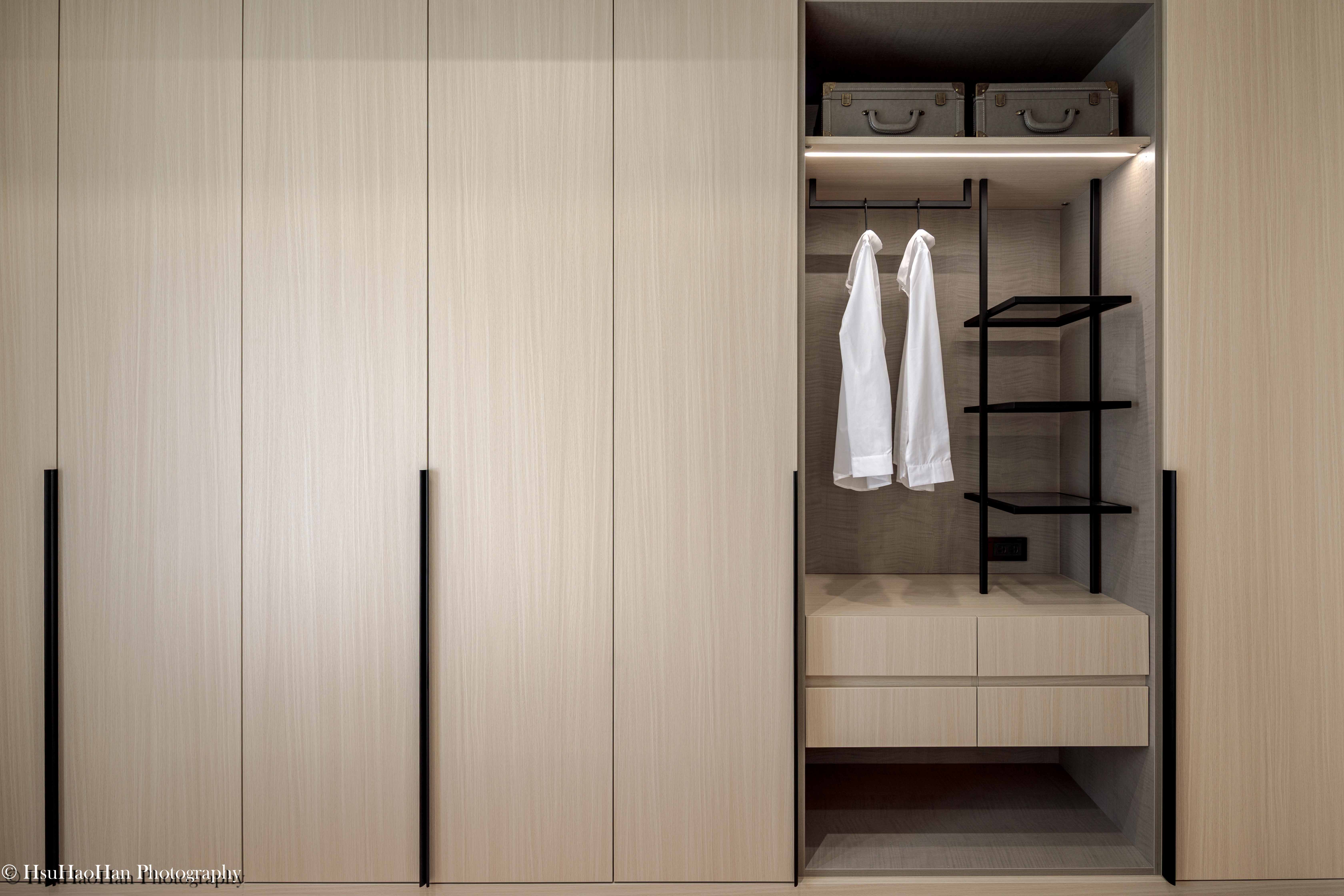 Walk-in closet wardrobe detail with open doors at Huiyu Qianren - 大言設計惠宇謙仁更衣室衣櫃收納細節 - Photography by Hsu Hao Han