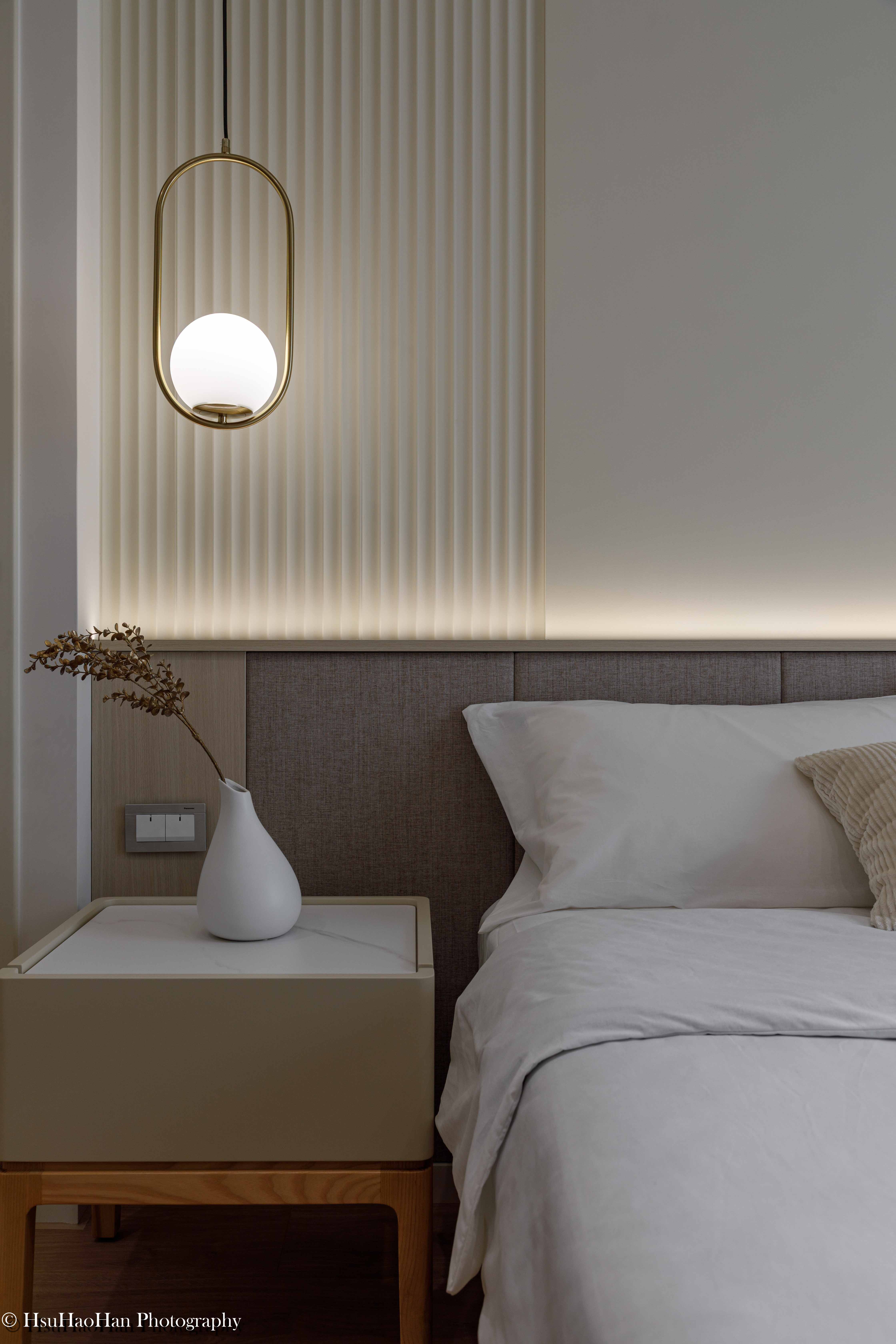 Modern gold pendant light and bedside table detail at Huiyu Qianren - 大言設計惠宇謙仁床頭金色吊燈與材質特寫 - Photography by Hsu Hao Han