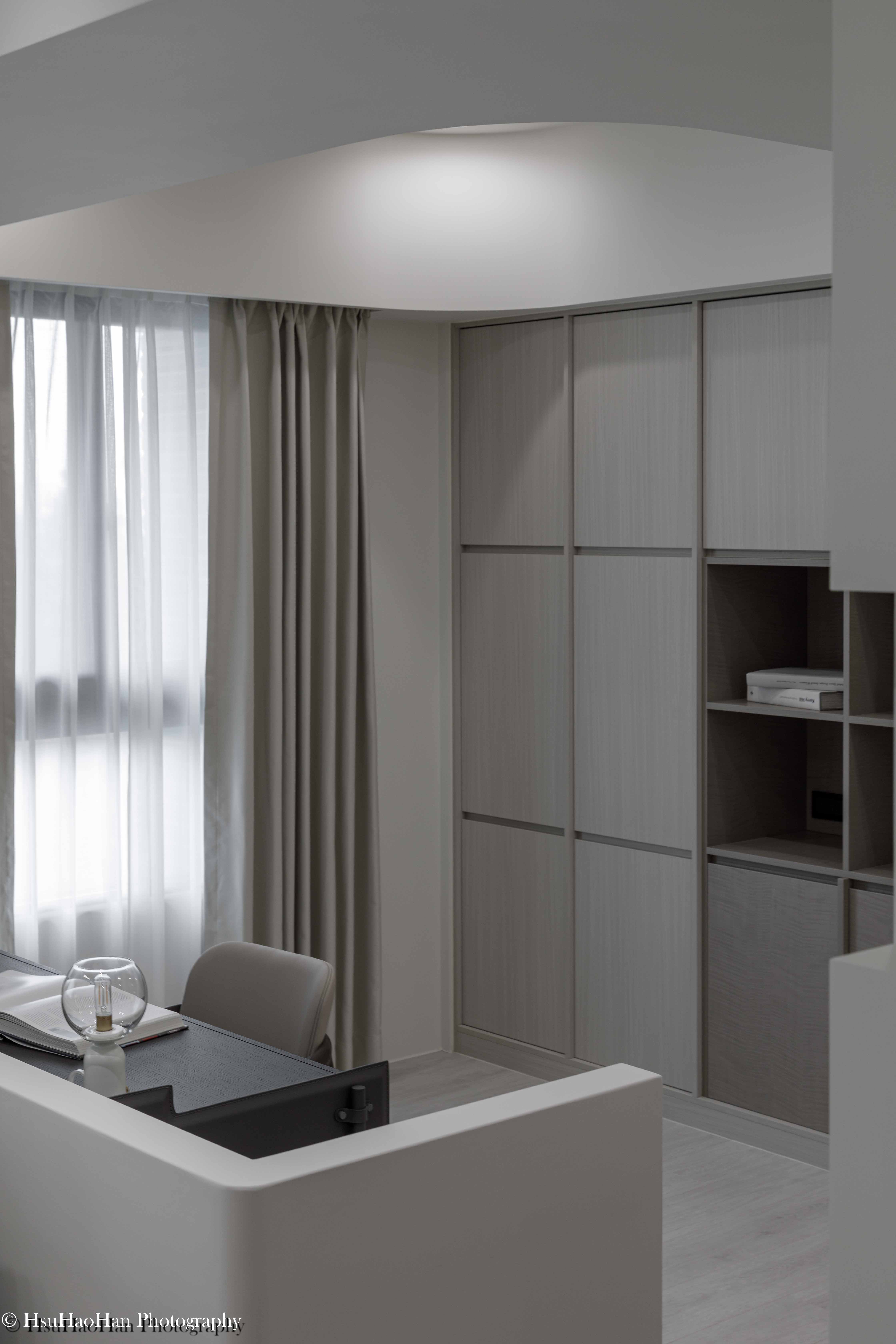 Modern study desk detail featuring window light and partition wall at Huiyu Qianren - 大言設計惠宇謙仁書桌閱讀區光影與半高牆設計細節 - Photography by Hsu Hao Han