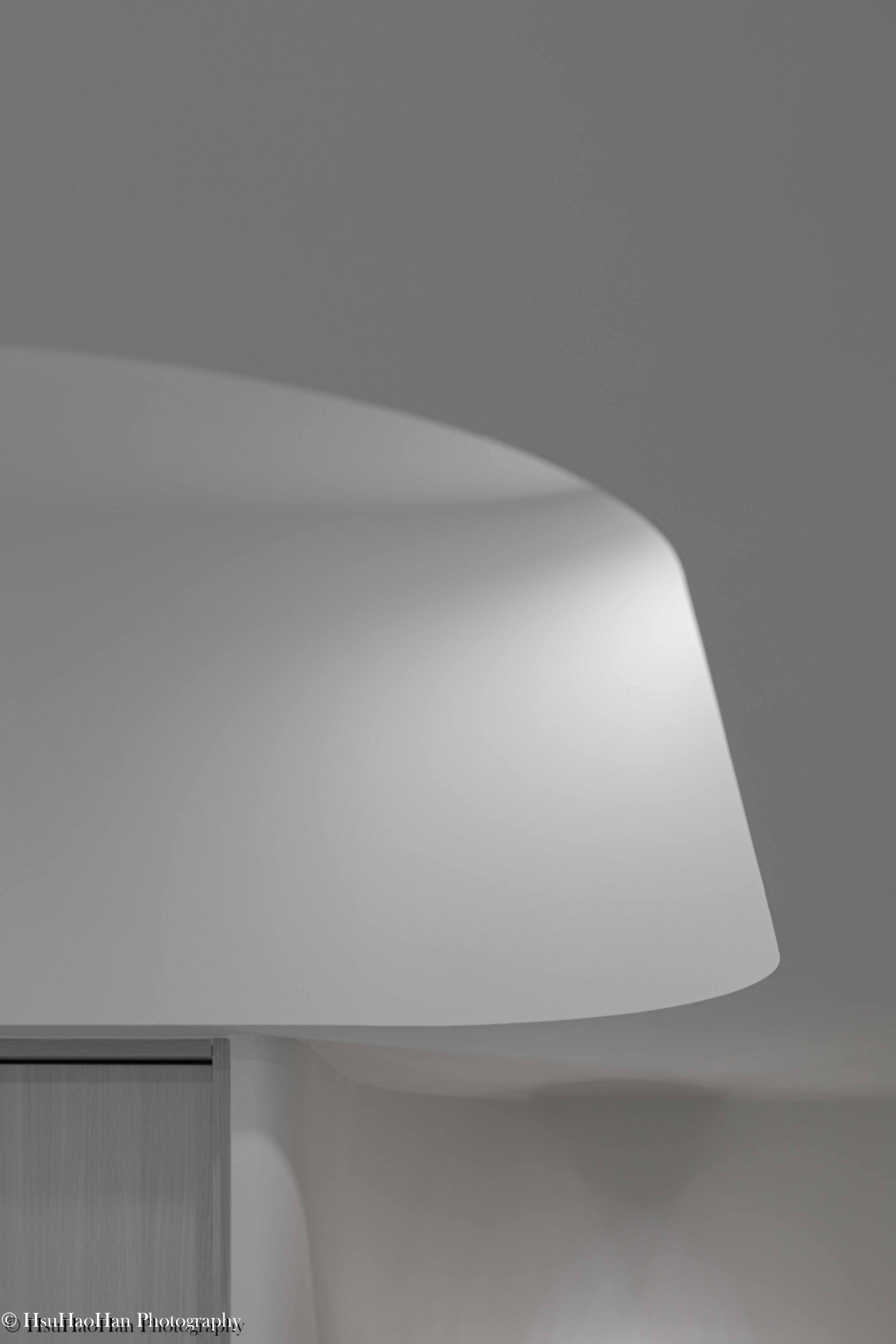 Abstract curved ceiling detail and architectural lighting at Huiyu Qianren - 大言設計惠宇謙仁室內天花板圓弧幾何細節 - Photography by Hsu Hao Han