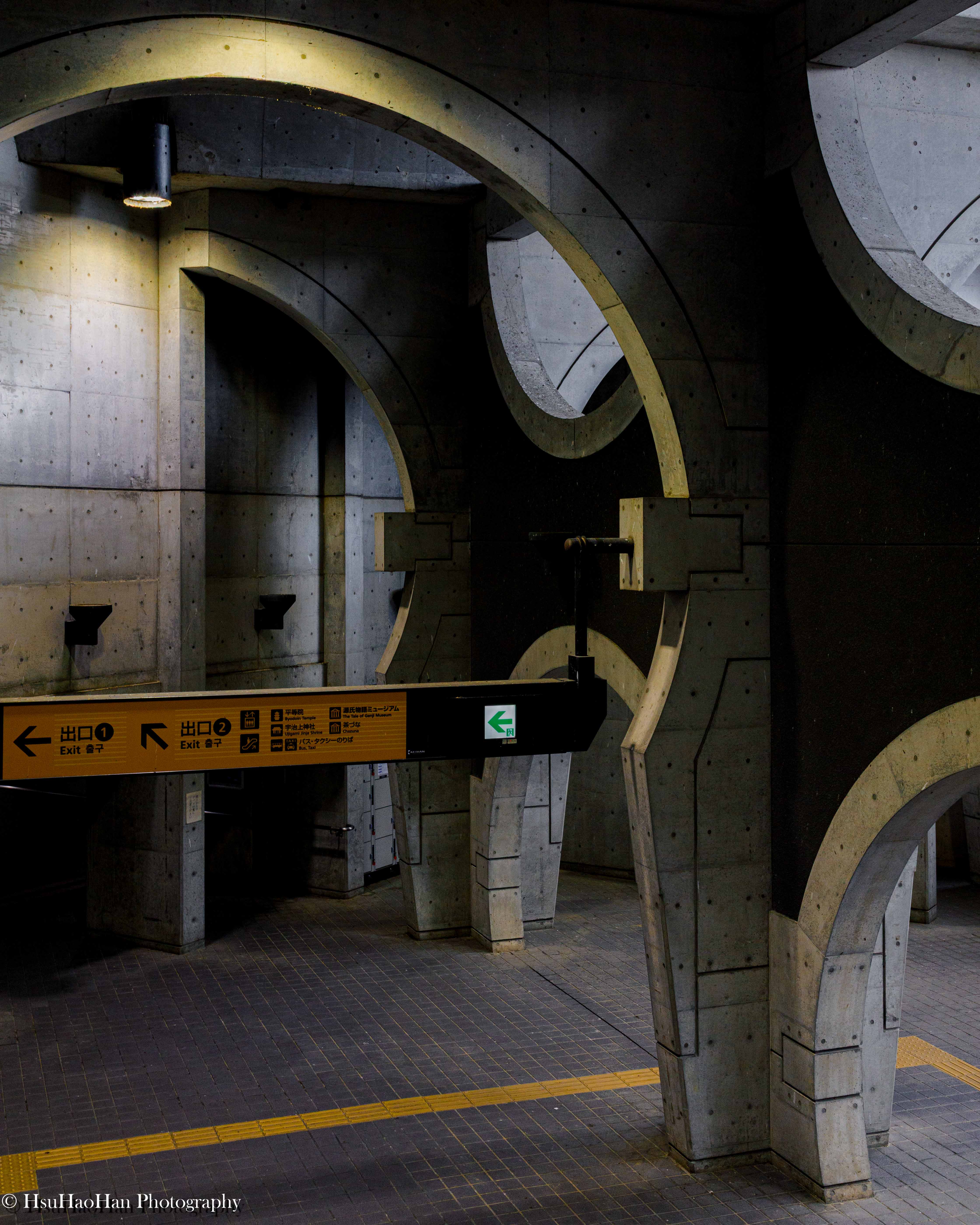 若林広幸設計的宇治車站月台，獨特的圓拱形清水混凝土柱體，如同巨大的雕塑般支撐著結構，營造出原始而有力的空間氛圍。