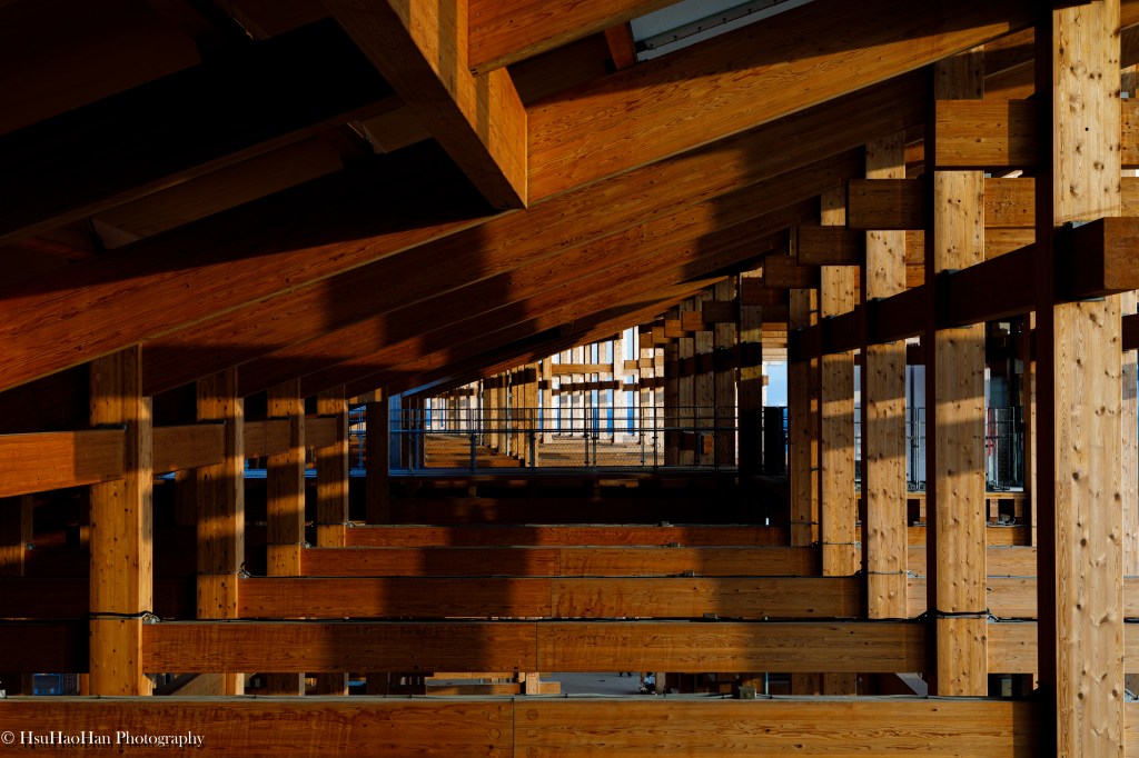 Shadow and light on the wooden beams of Expo 2025 Grand Ring by Sou Fujimoto - 大阪世博大屋根木結構光影細節藤本壯介設計 - Photo by Hsu Hao Han