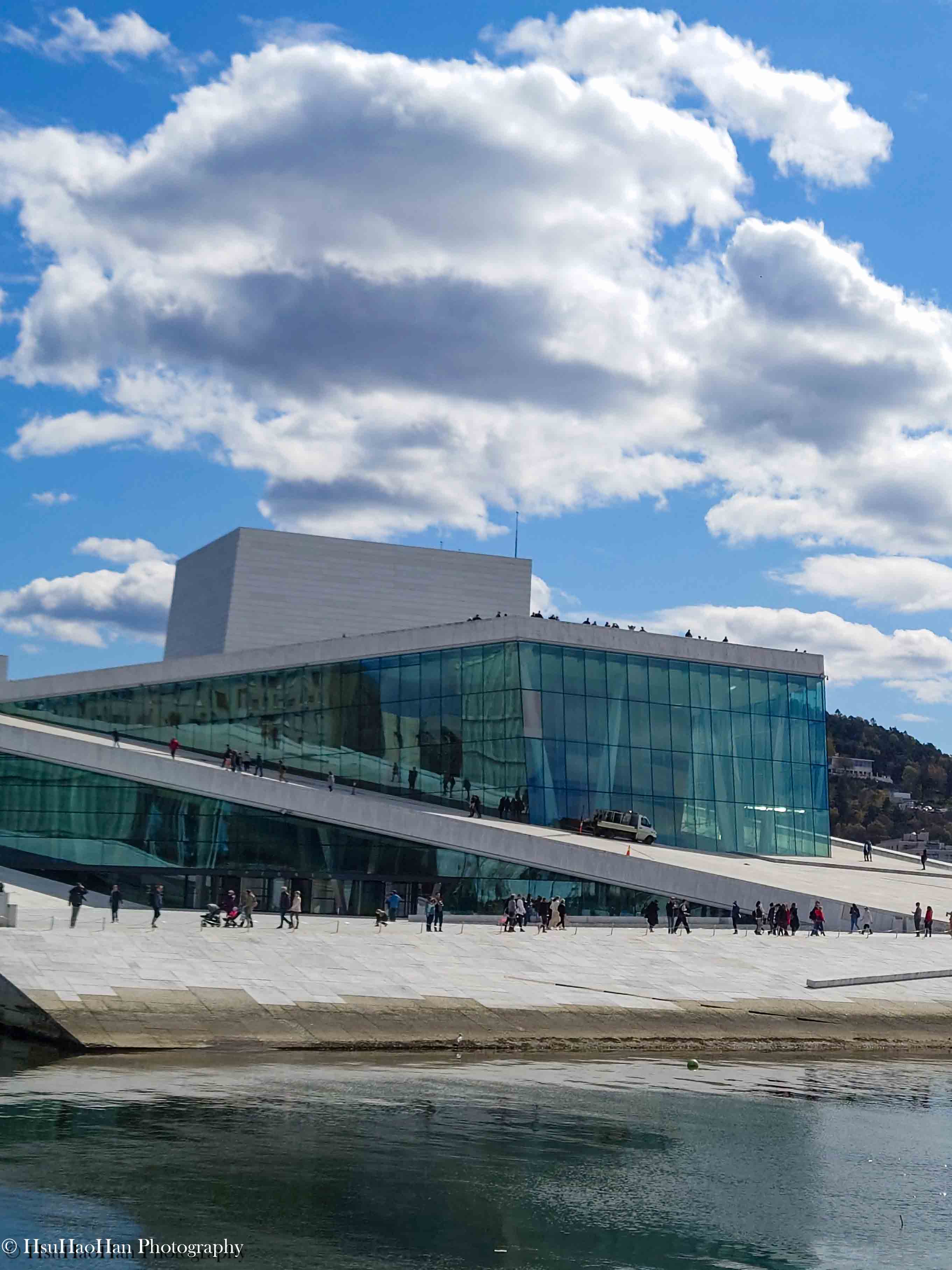 在奧斯陸 Bjørvika 區拍攝的奧斯陸歌劇院 (Operahuset Oslo)，展示其標誌性的白色馬理岩屋頂和傾斜的幾何線條。© HsuHaoHan Photography